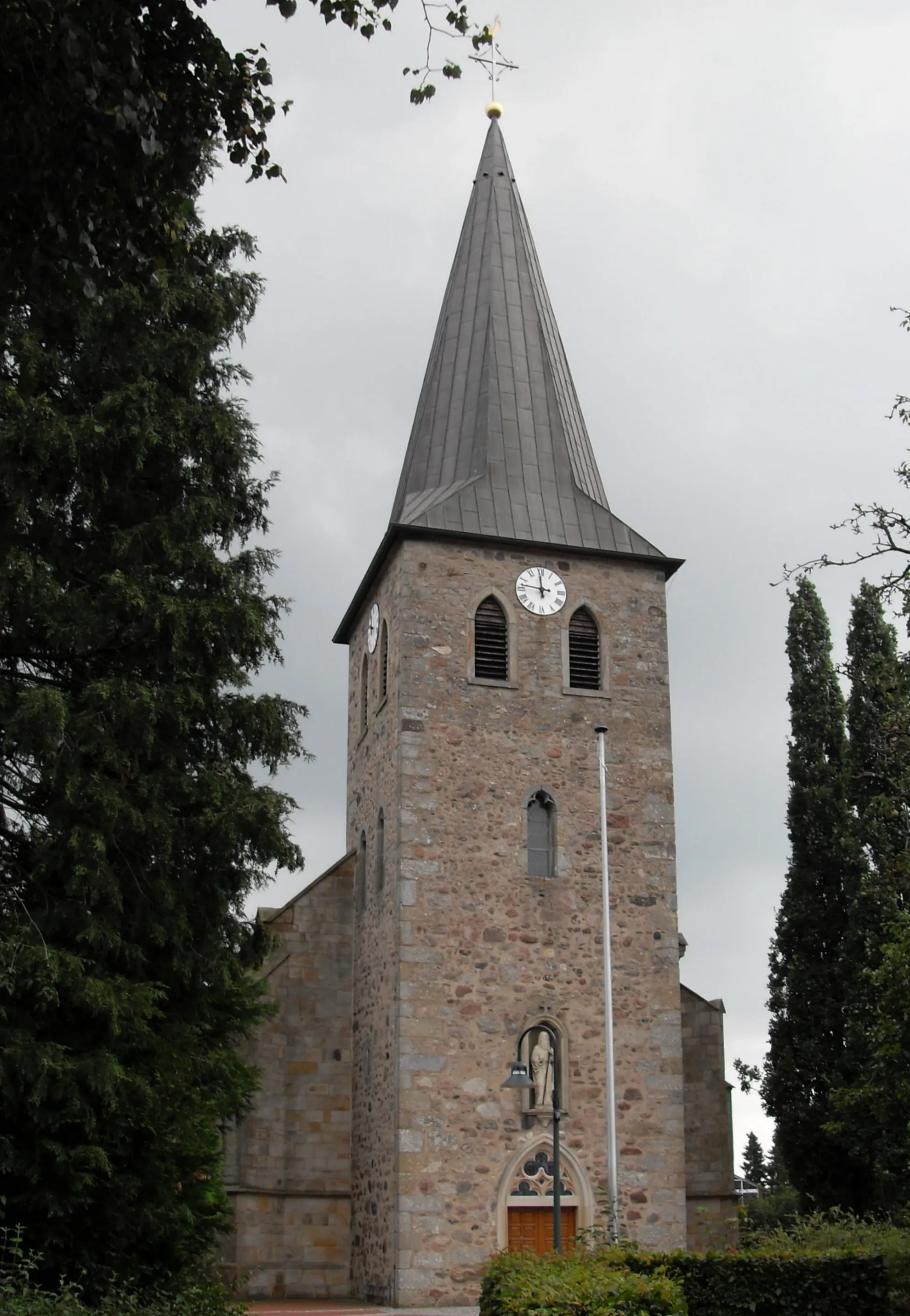 Photo showing: Westseite der Pfarrkirche St. Antonius in Messingen, Landkreis Emsland