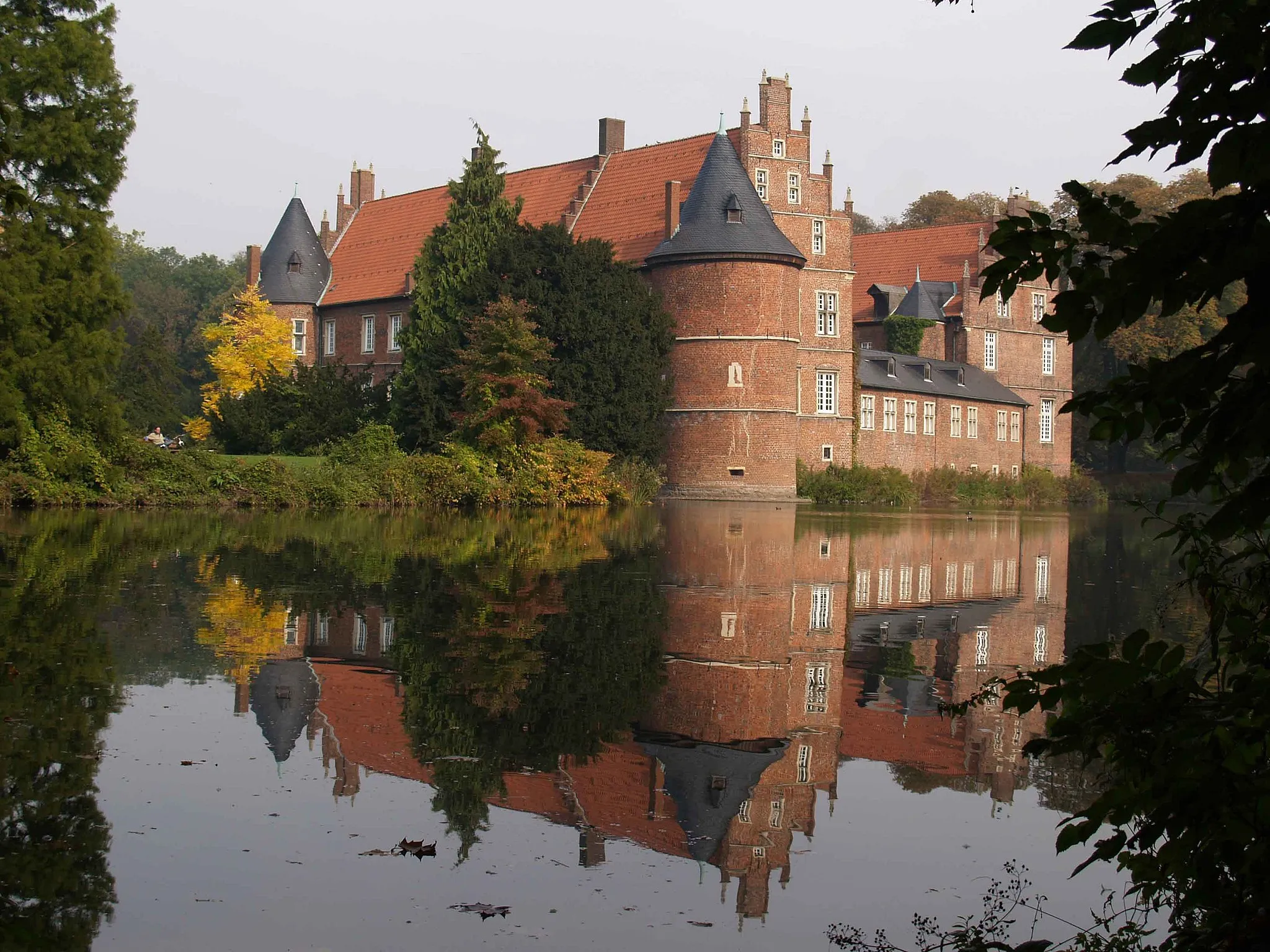 Photo showing: Schloss Herten, Blick über die Gräfte auf die West- und Südseite