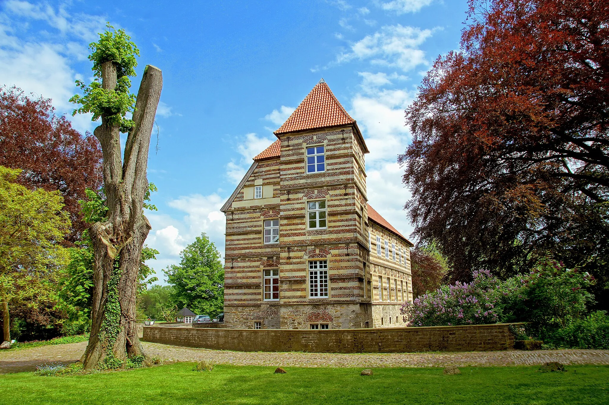 Photo showing: Haus Alst is a water castle in Horstmar, district of Steinfurt, North Rhine-Westphalia, Germany.

This is a photograph of an architectural monument. It is on the list of cultural monuments of Horstmar, no. A/04.