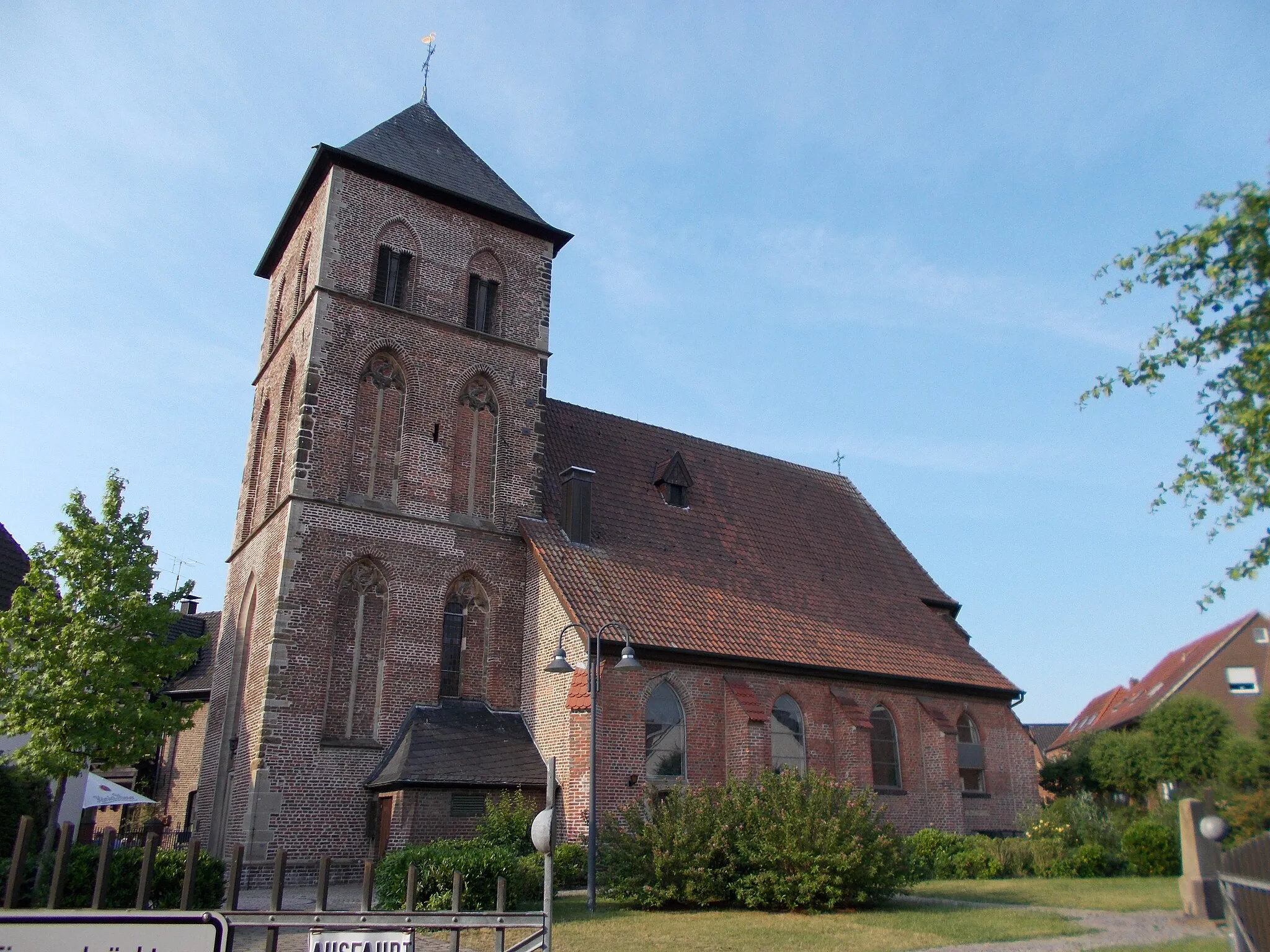 Photo showing: Evangelische St. Georg Kirche in Schermbeck. Die spätgotische Kirche wurde im 14. / 15. Jahrhundert erbaut, kam jedoch desöfteren bei Stadtbränden zu Schaden. Wiederaufbau: 1425, 1483, 1742, 1945.