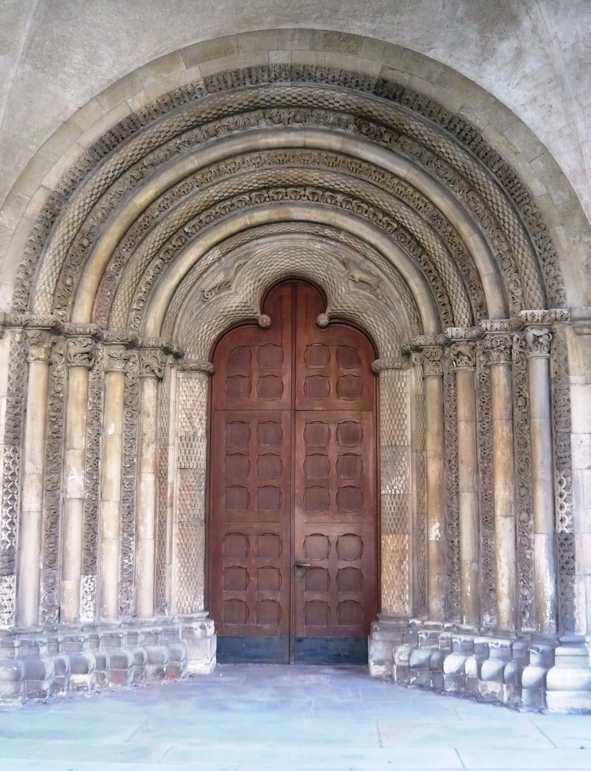 Photo showing: Doorway St. Jakobikirche in Coesfeld Germany dating from the period that Coesfeld was granted city rights (the town charter is dated 1197). The church was bombed in WWII but the doorway remained. A new church was built after the war, but the door is kept as a symbol for St. James pilgrims on the way to Santiago de Compostela in Spain (a map of the old St. James way and explanation are on a commemortative plaque).