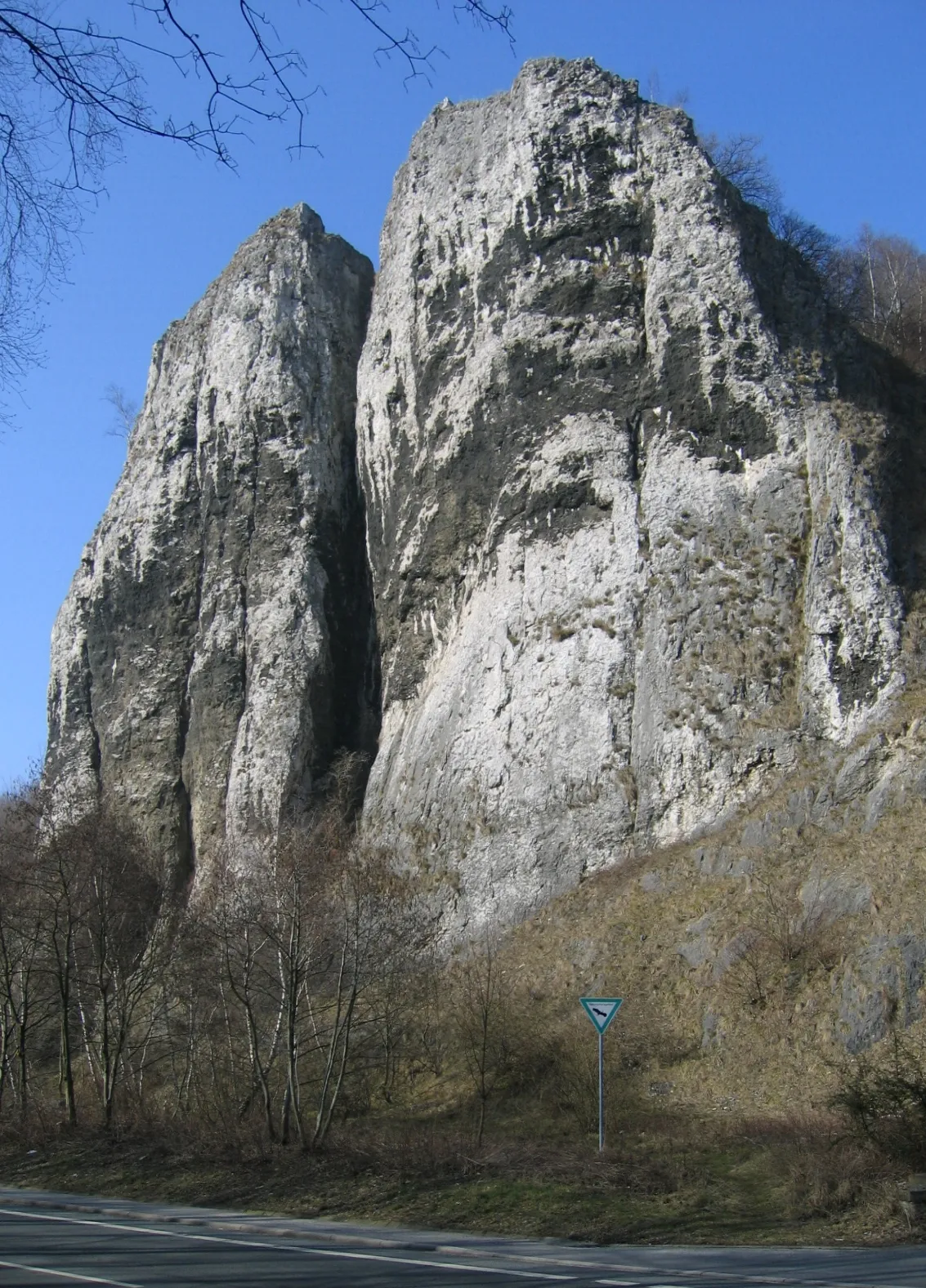 Photo showing: Description: Massenkalk-Klippen "Pater und Nonne" im Tal der Lenne an der Bundesstraße 7 in Iserlohn-Letmathe, Naturdenkmal.
Source: selbst fotografiert
Date: 19. März 2006
Author: Asio otus