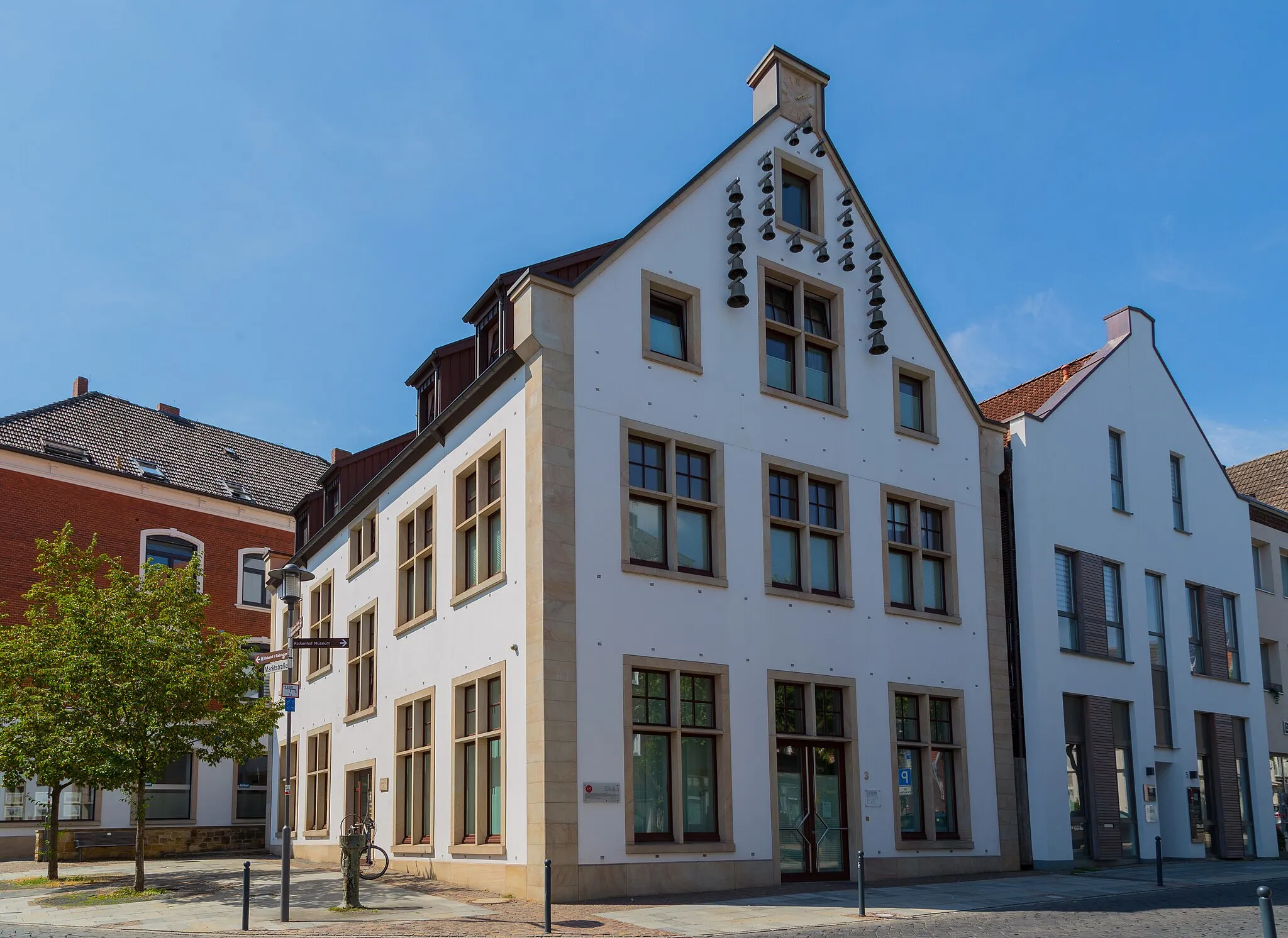 Photo showing: Buildings 1-5 On the Thie (Auf dem Thie 1-5) in Rheine, Kreis Steinfurt, North Rhine-Westphalia, Germany.