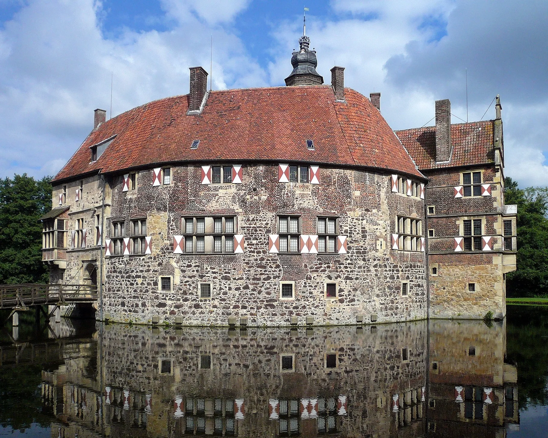 Photo showing: Die von Bischof Gerhard von der Mark 1271 erbaute Burg Vischering bei Lüdinghausen diente bis 1521 als reines Verteidigungsbauwerk. Durch spätere Umbauten aus der Zeit der Renaissance verlor die Anlage ihre Funktion als Burg und diente seitdem den Eigentümern mehr als Wohnsitz.
