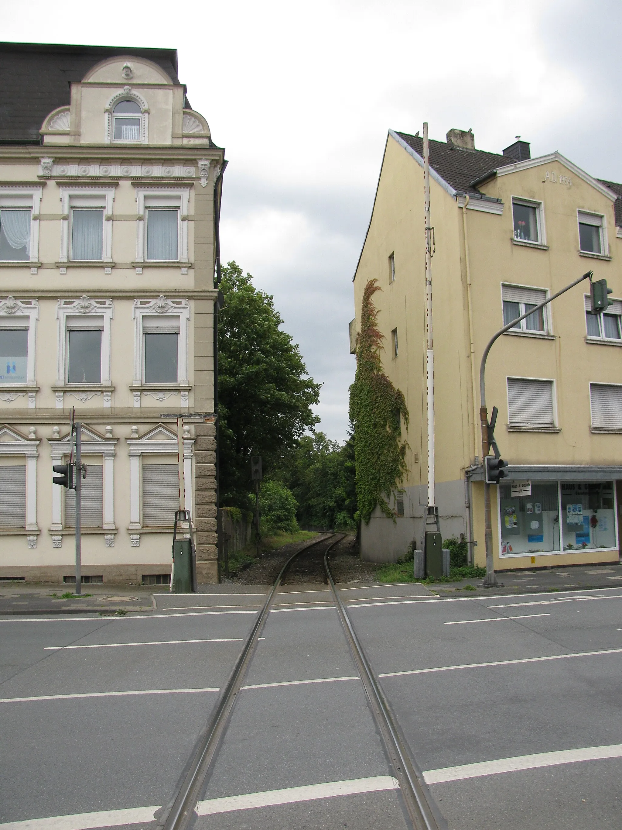 Photo showing: die Bahnstrecke Münster - Warstein östlich vom Bahnhof Beckum am Bahnübergang Nordstraße