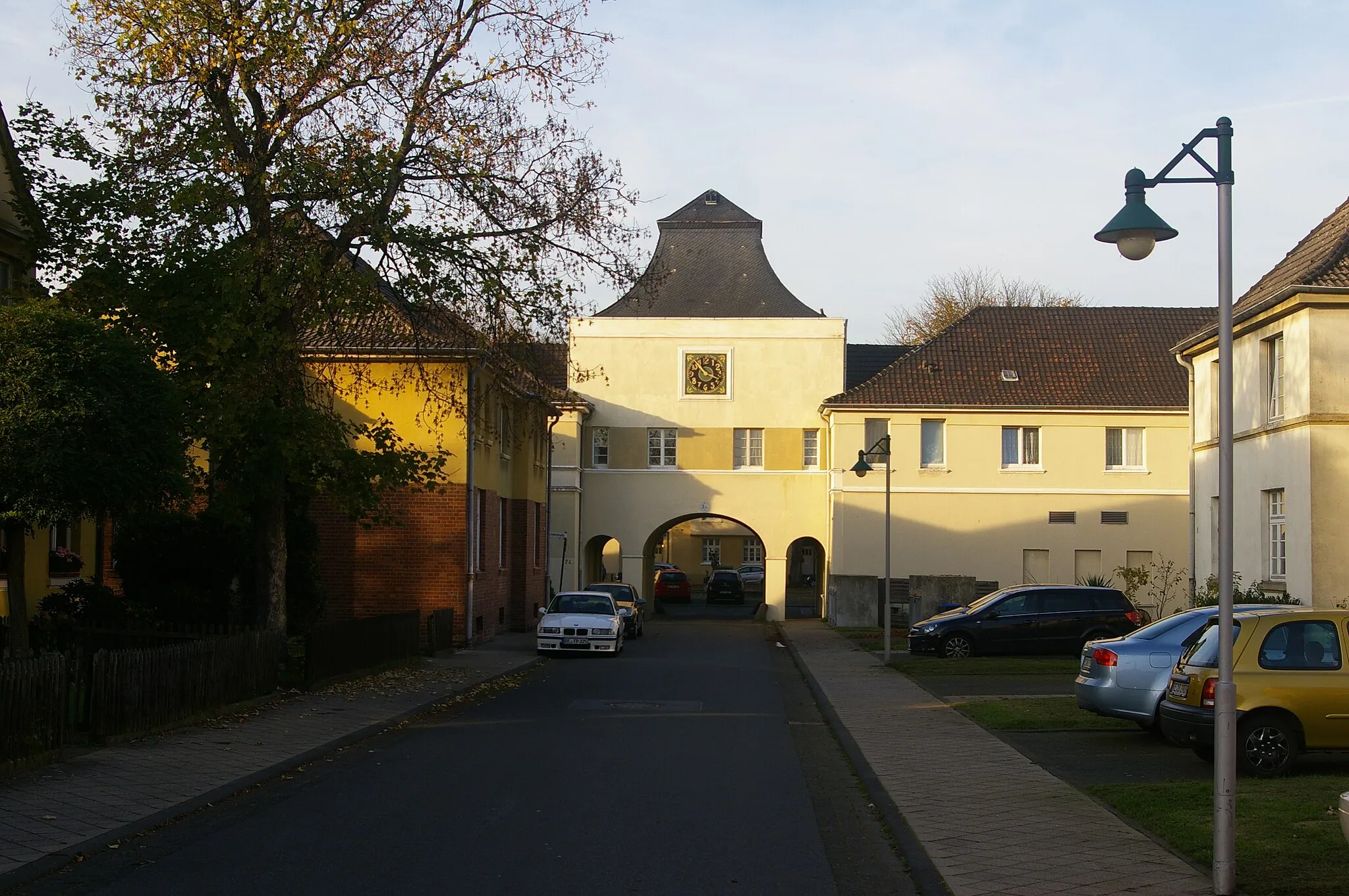 Photo showing: Durchfahrt zum Brunnenplatz in der Hervester Zechensiedlung; Dorsten, Nordrhein-Westfalen