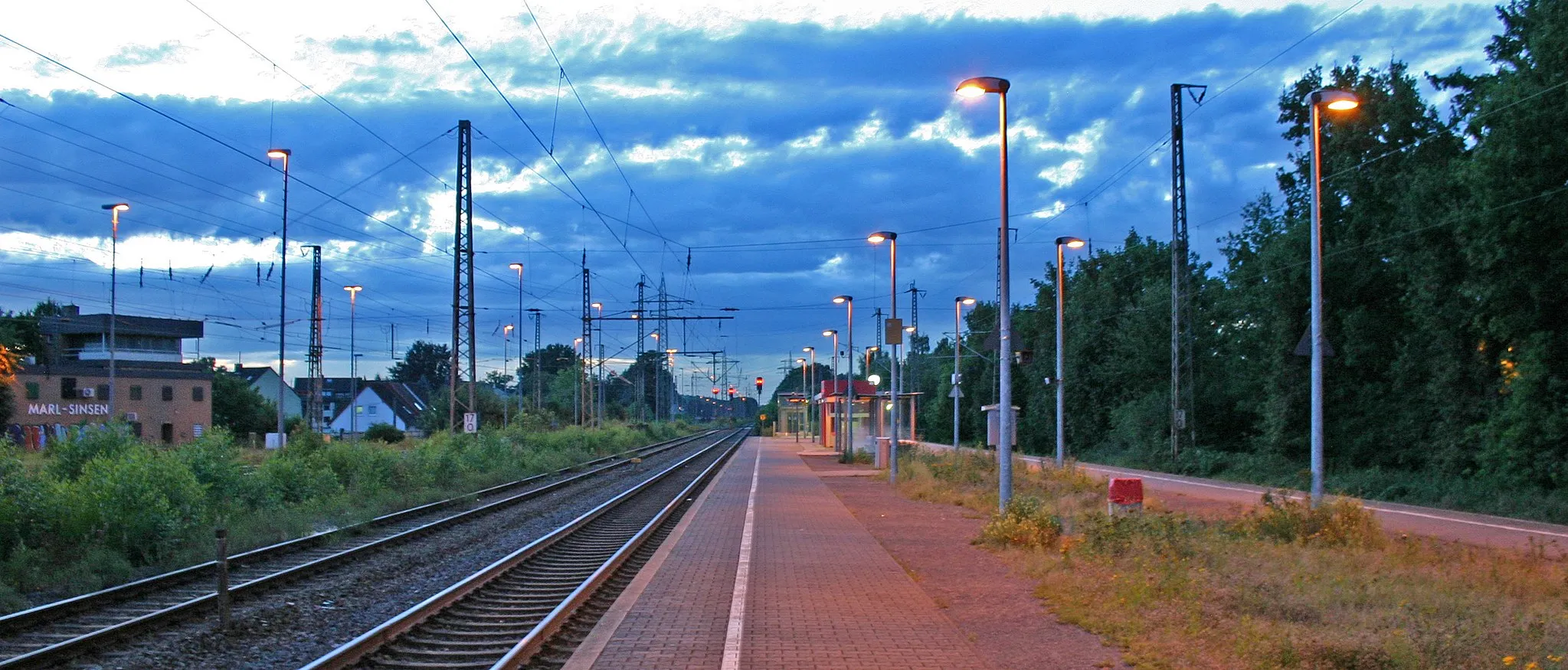 Photo showing: Bahnhof Marl-Sinsen. Bahnsteig in Blickrichtung Haltern am See. Links im Bild das Stellwerk Sif (Sinsen Fahrdienstleiter).