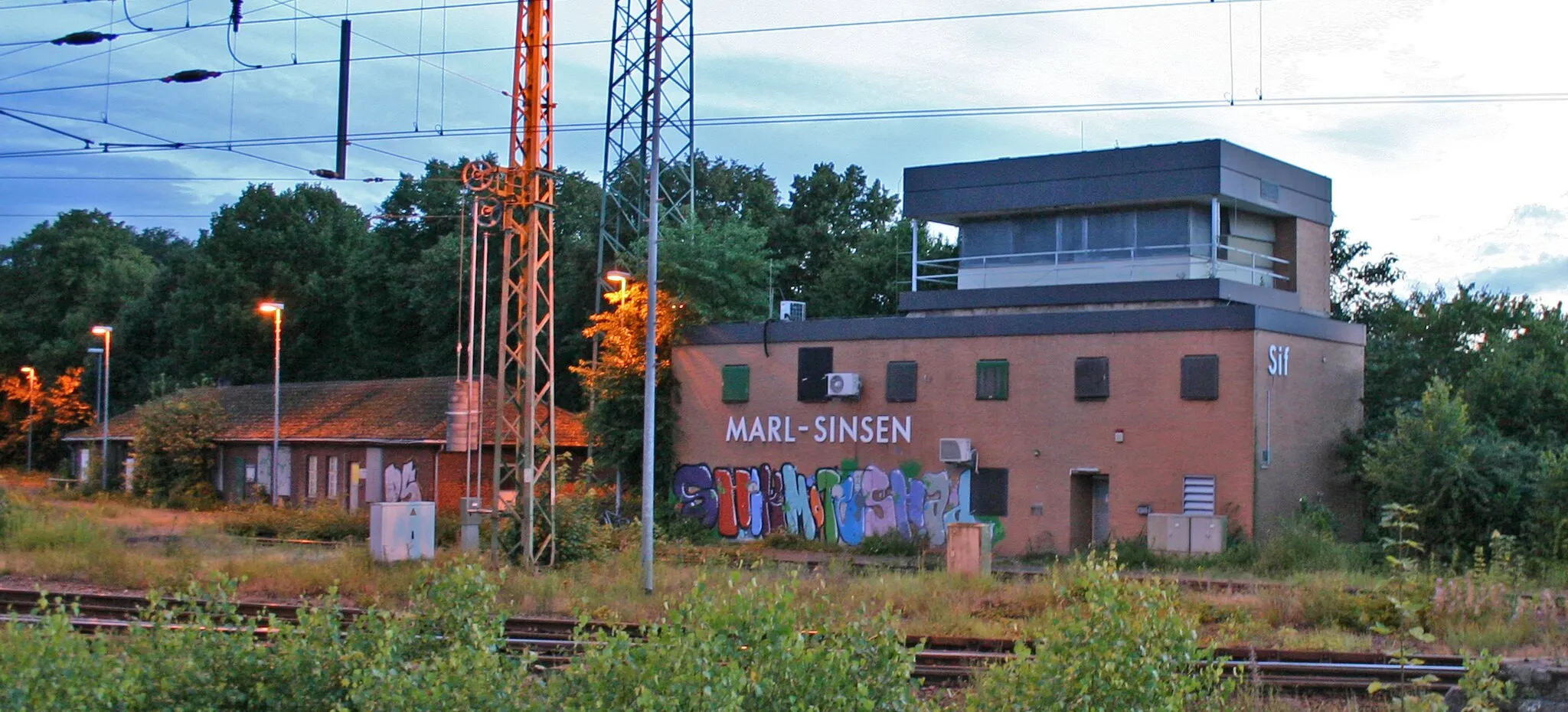 Photo showing: Stellwerk Sif im Bahnhof Marl-Sinsen. Das Stellwerk wird von Dülmen Df aus ferngesteuert.