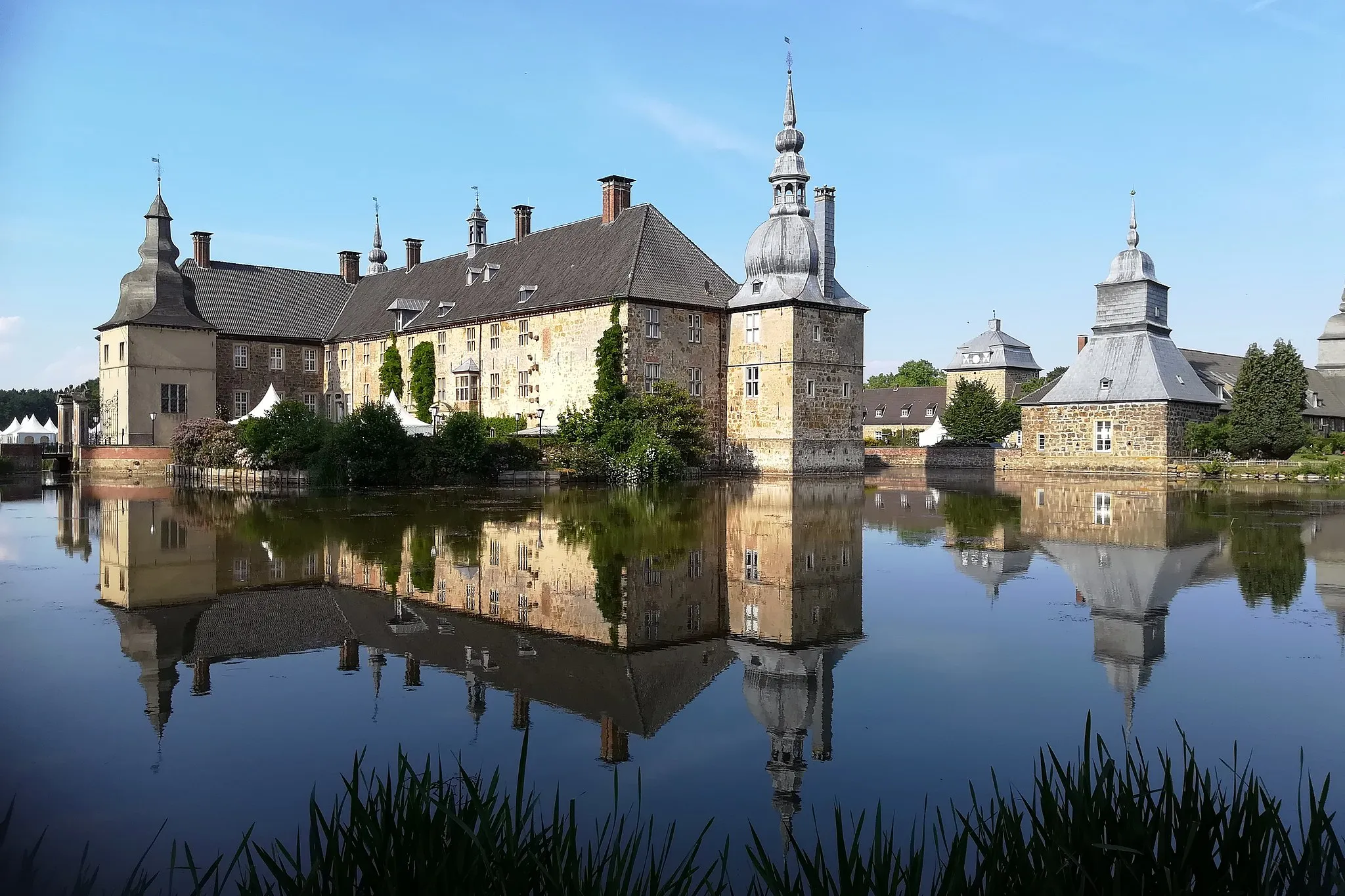 Photo showing: Das Schloss Lembeck ist ein Wasserschloss im Stadtgebiet von Dorsten.