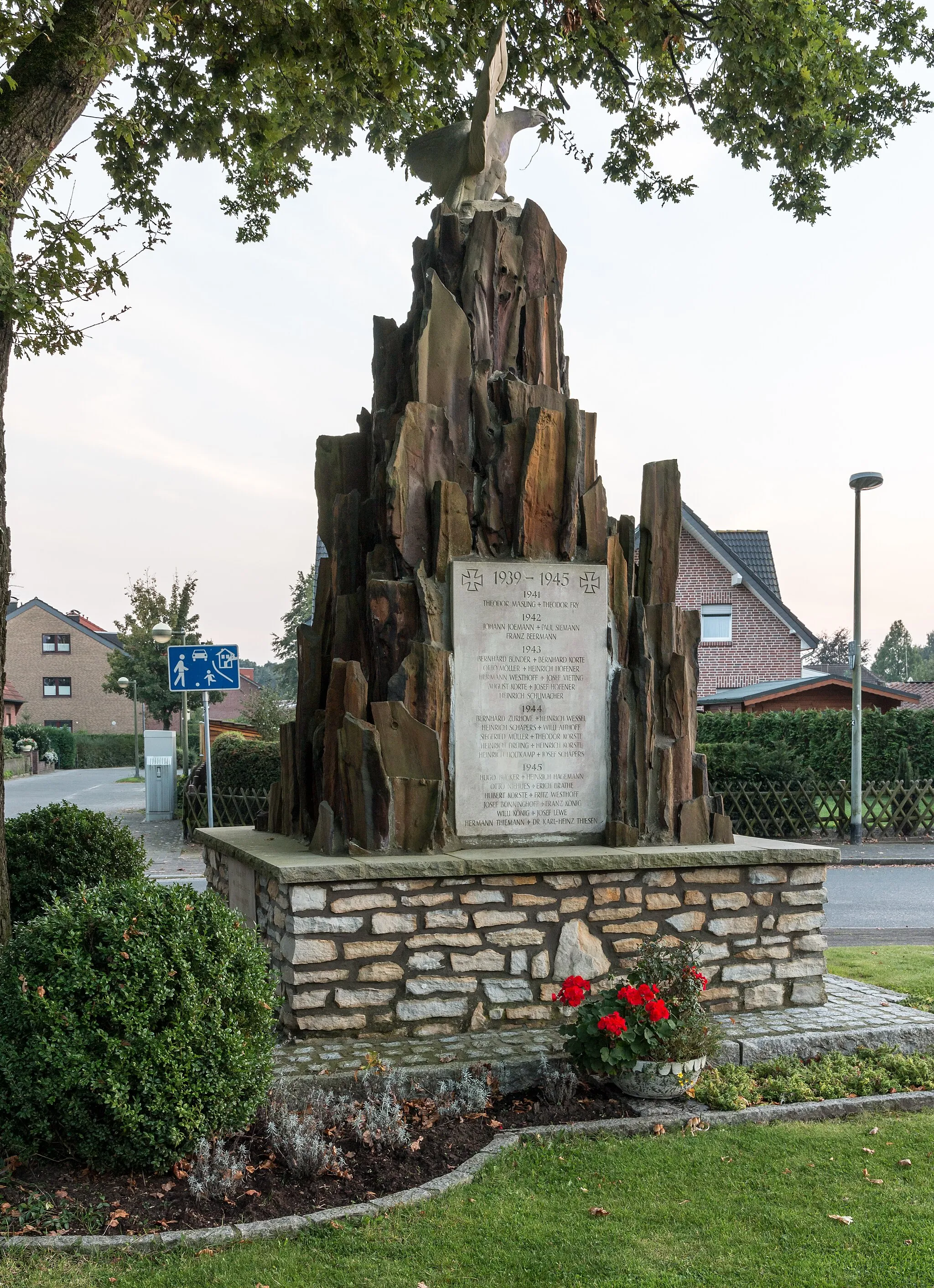 Photo showing: War memorial in Hullern, Haltern am See, North Rhine-Westphalia, Germany