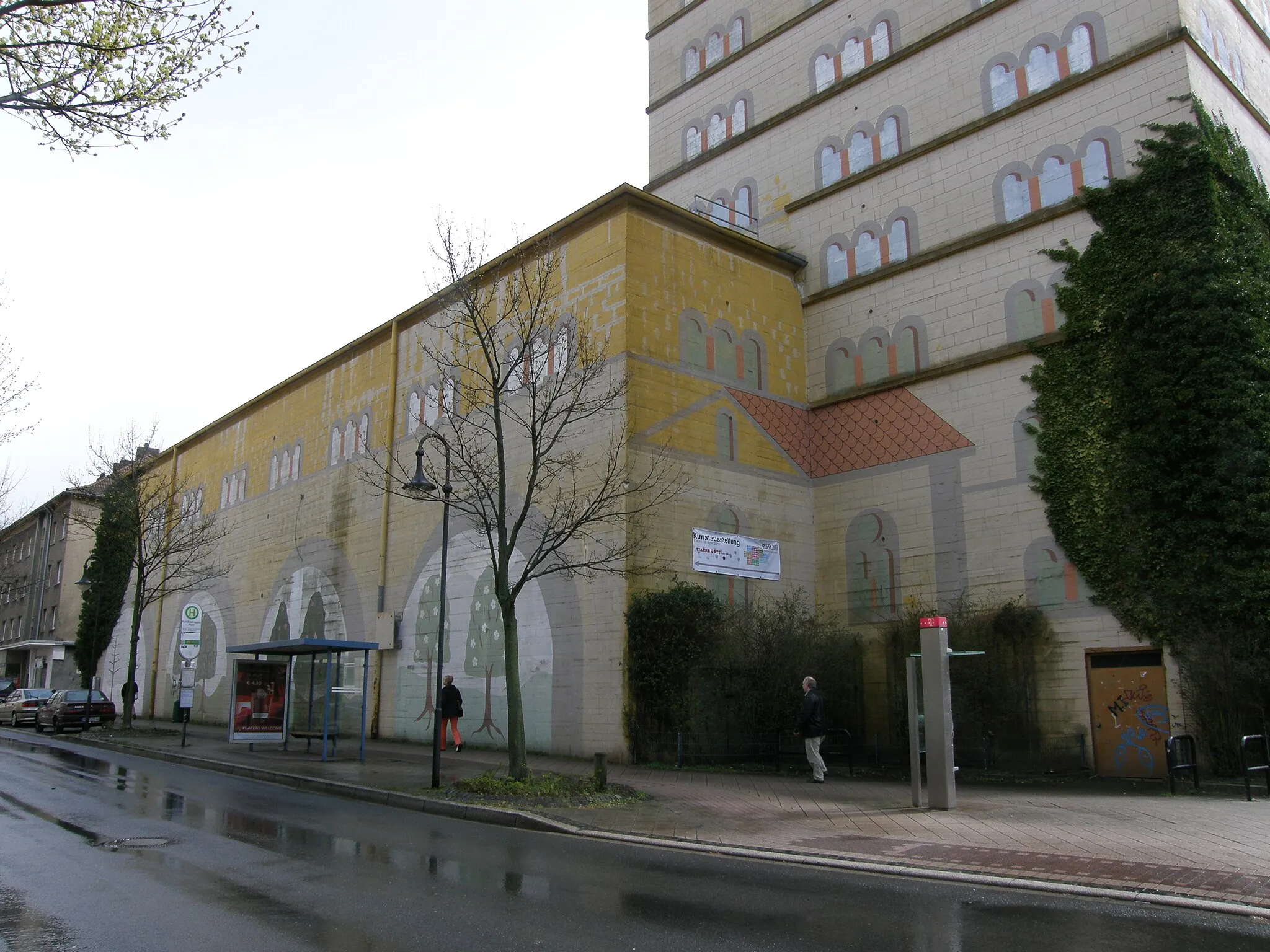 Photo showing: Kulturhaupstadt 2010 im Ruhrgebiet, Rojekt "Starke Orte", Stadort Herne, Luftschutzbunker Sodingen

Links das Nebengebäude mit den Ausstellungshallen