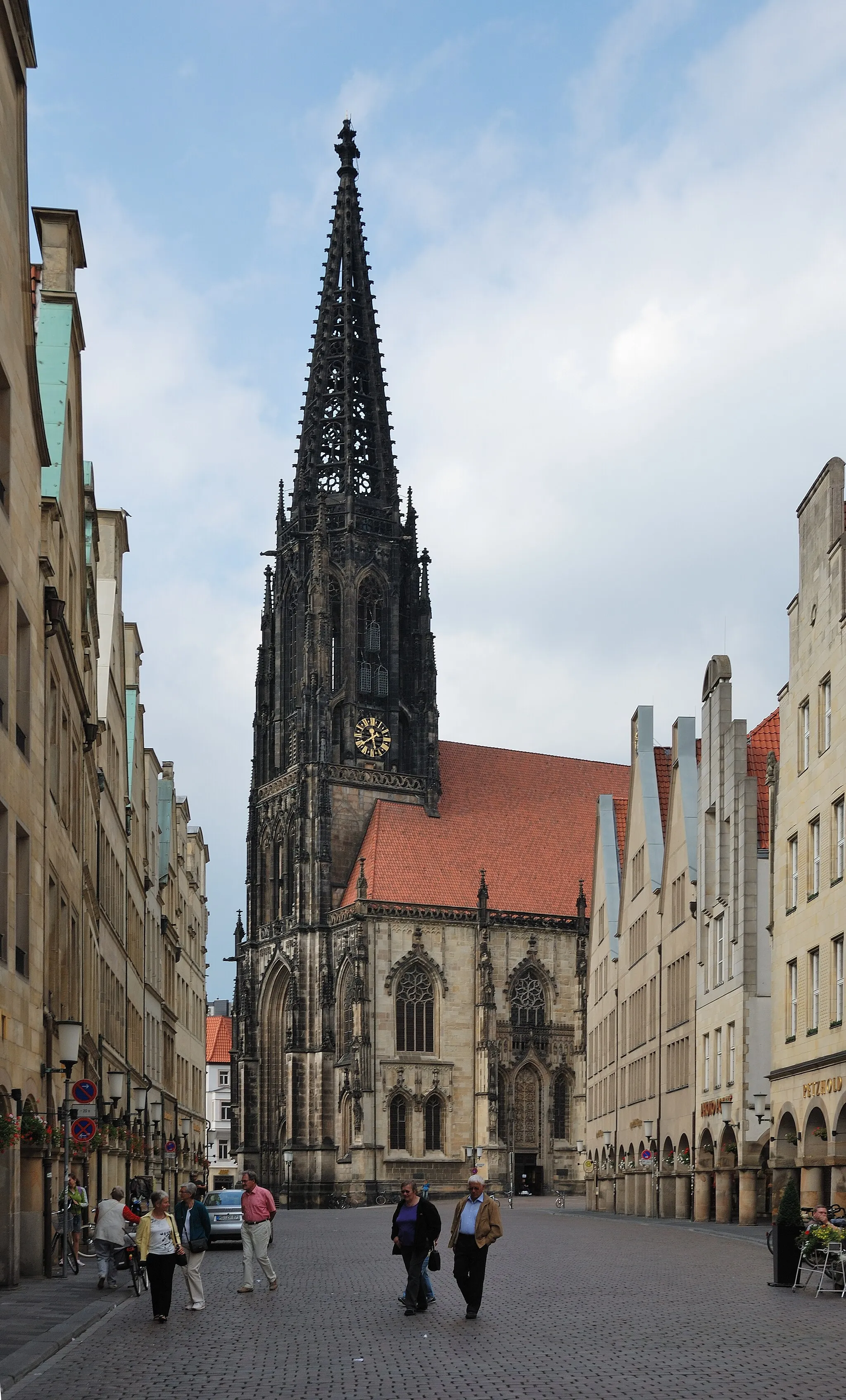 Photo showing: Münster, Lambertikirche, neogotischer Turm vom Prinzipalmarkt aus; 1888/89 wurde der alte Turm aufgrund von Baufällgkeit  durch diese verkleinerte Kopie des Turms des de:Freiburger Münsters nach einem Entwurf von Hilger und Bernhard Herteldar ersetzt. Der neue Turm ist 90,5 Meter hoch.