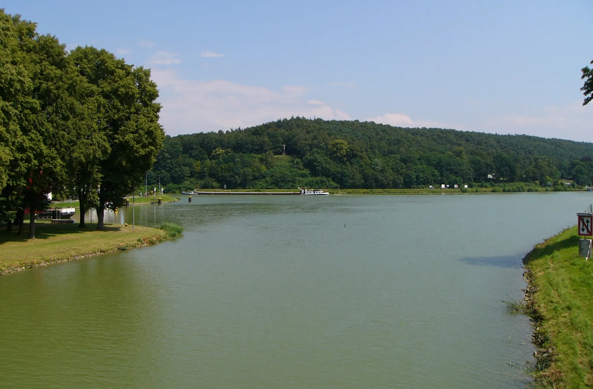 Photo showing: Abzweig des MLK vom DEK am Nassen Dreieck, im Vordergrund nach rechts verlaufend der DEK, das Binnenschiff fährt aus Richtung Münster kommend in den Mittellandkanal ein.