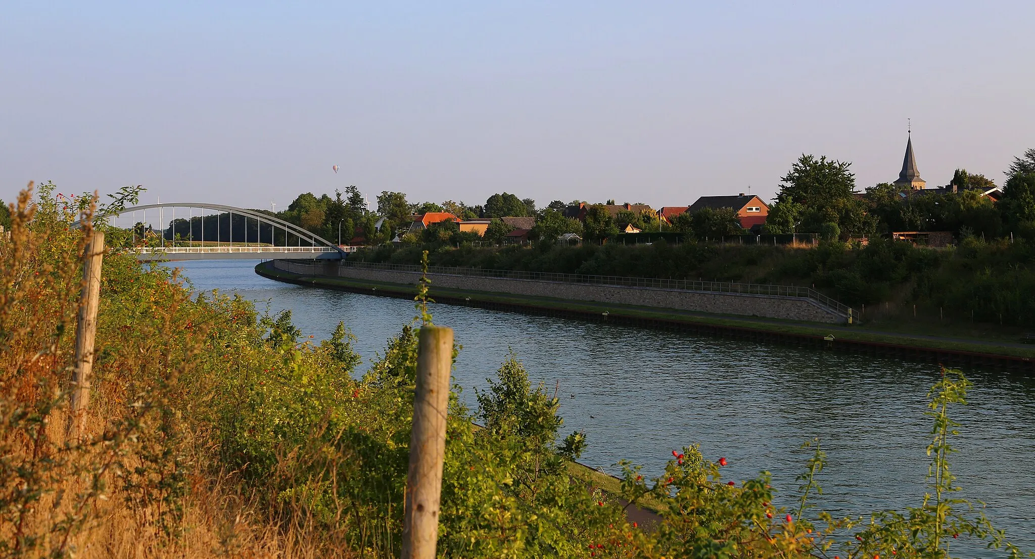 Photo showing: The Dortmund-Ems Canal in Hörstel-Riesenbeck, Kreis Steinfurt, North Rhine-Westphalia, Germany.