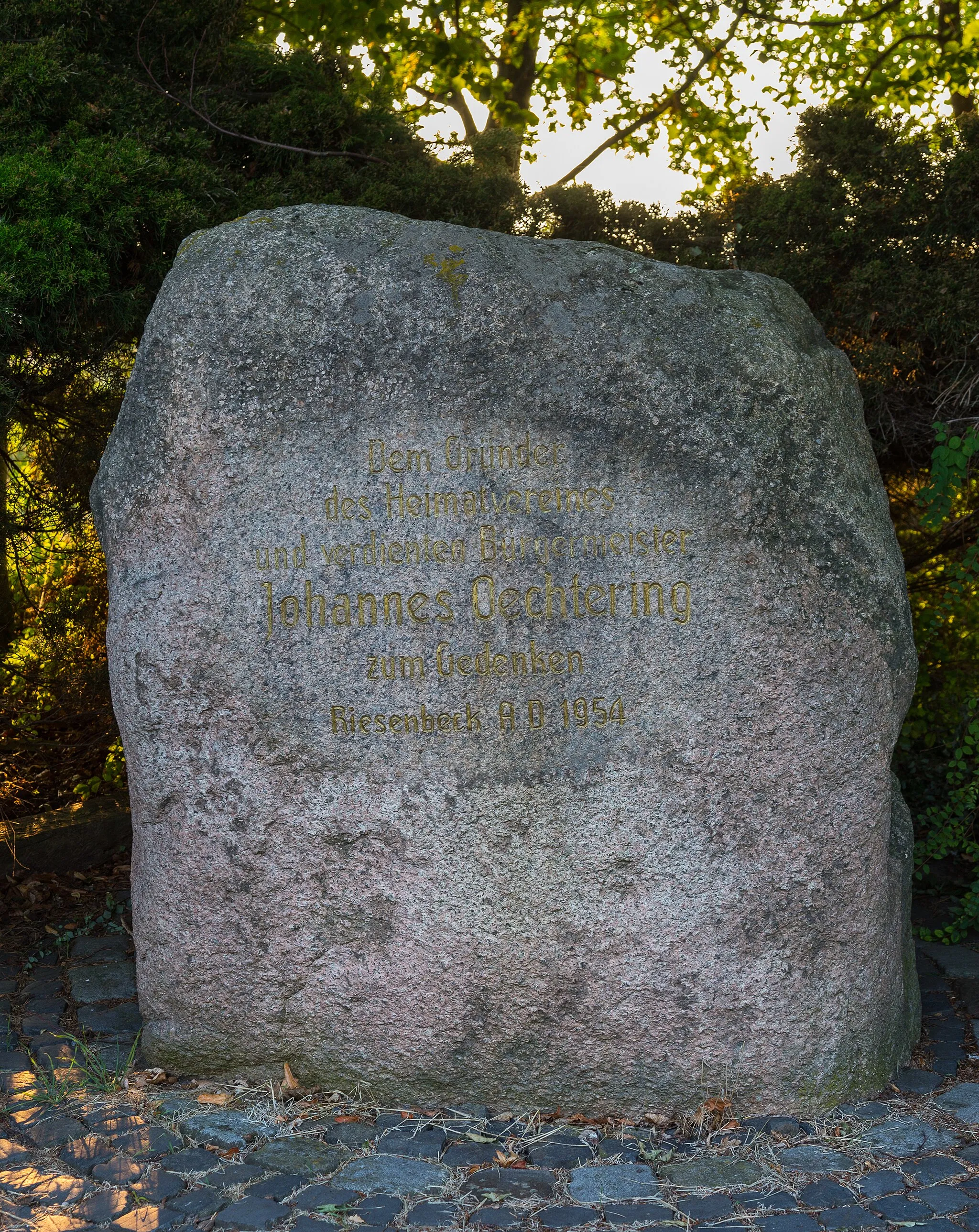 Photo showing: Memorial to Johannes Oechtering in Hörstel-Riesenbeck, Kreis Steinfurt, North Rhine-Westphalia, Germany. The memorial stone, a glacial erratic, was unveiled in 1954.