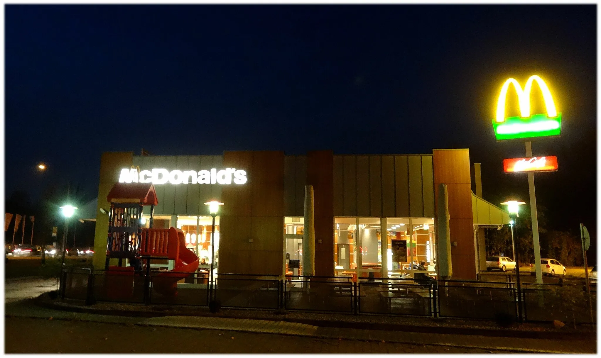Photo showing: McDonalds bei Nacht