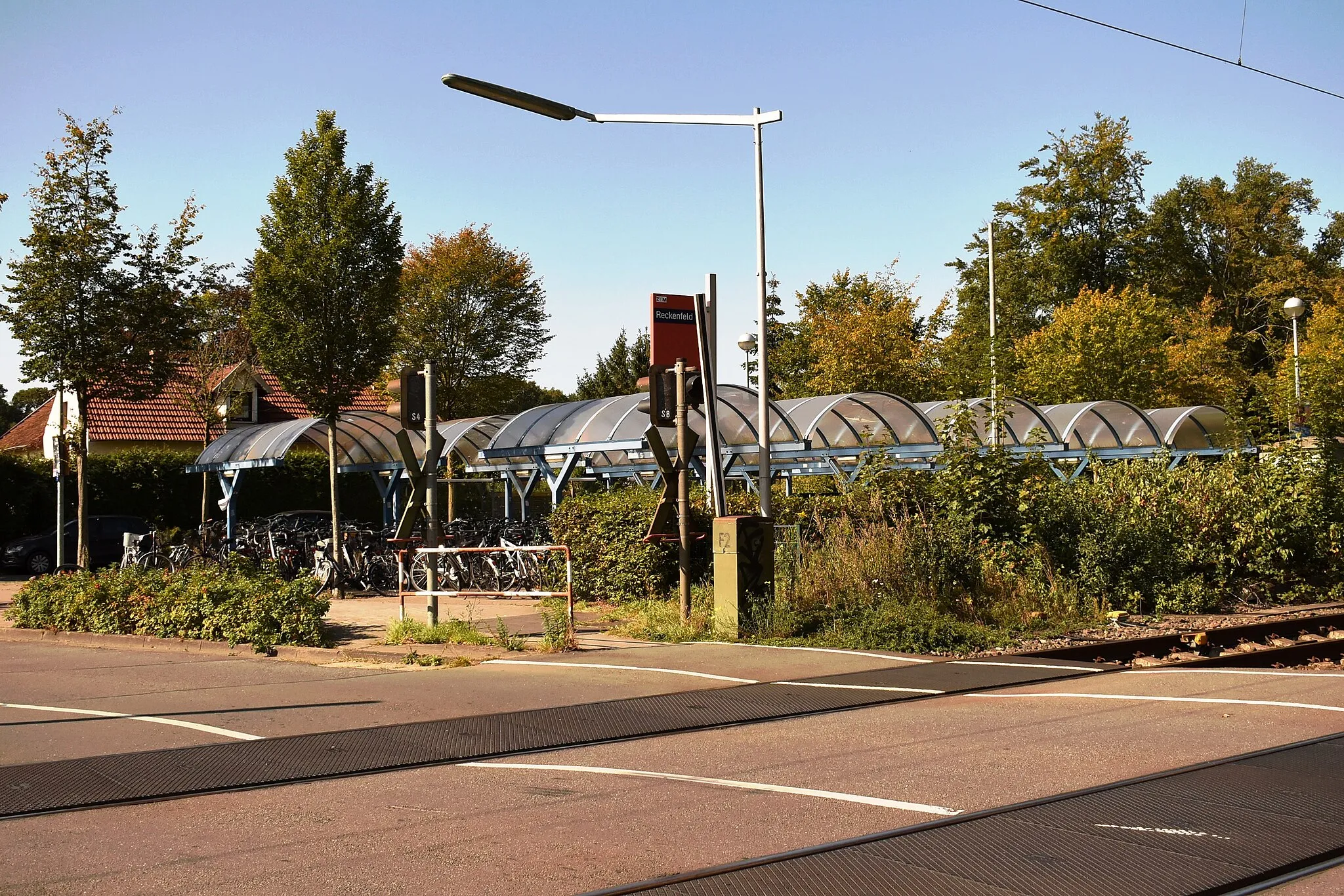 Photo showing: Fahrradstation am Bahnhof Reckenfeld (Stadt Greven) am Standort des ehemaligen Bahnhofsgebäudes