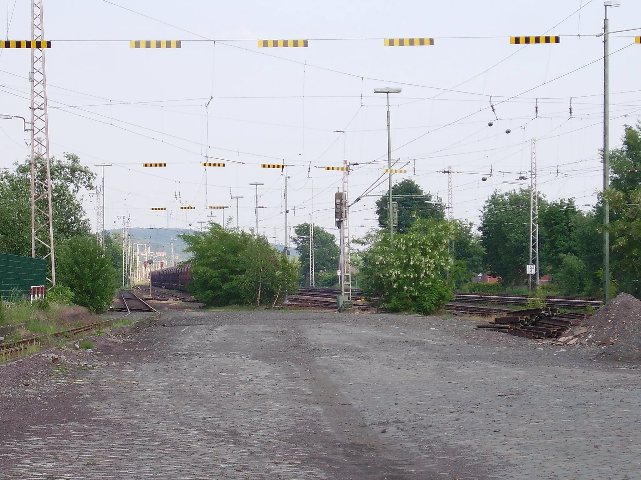 Photo showing: Güterbahnhof Esch mit Abstellgleisen des Bergwerks Ibbenbüren, im hintergrund ist der Rochusberg oberhalb der Stadt Ibbenbüren zu erkennen.