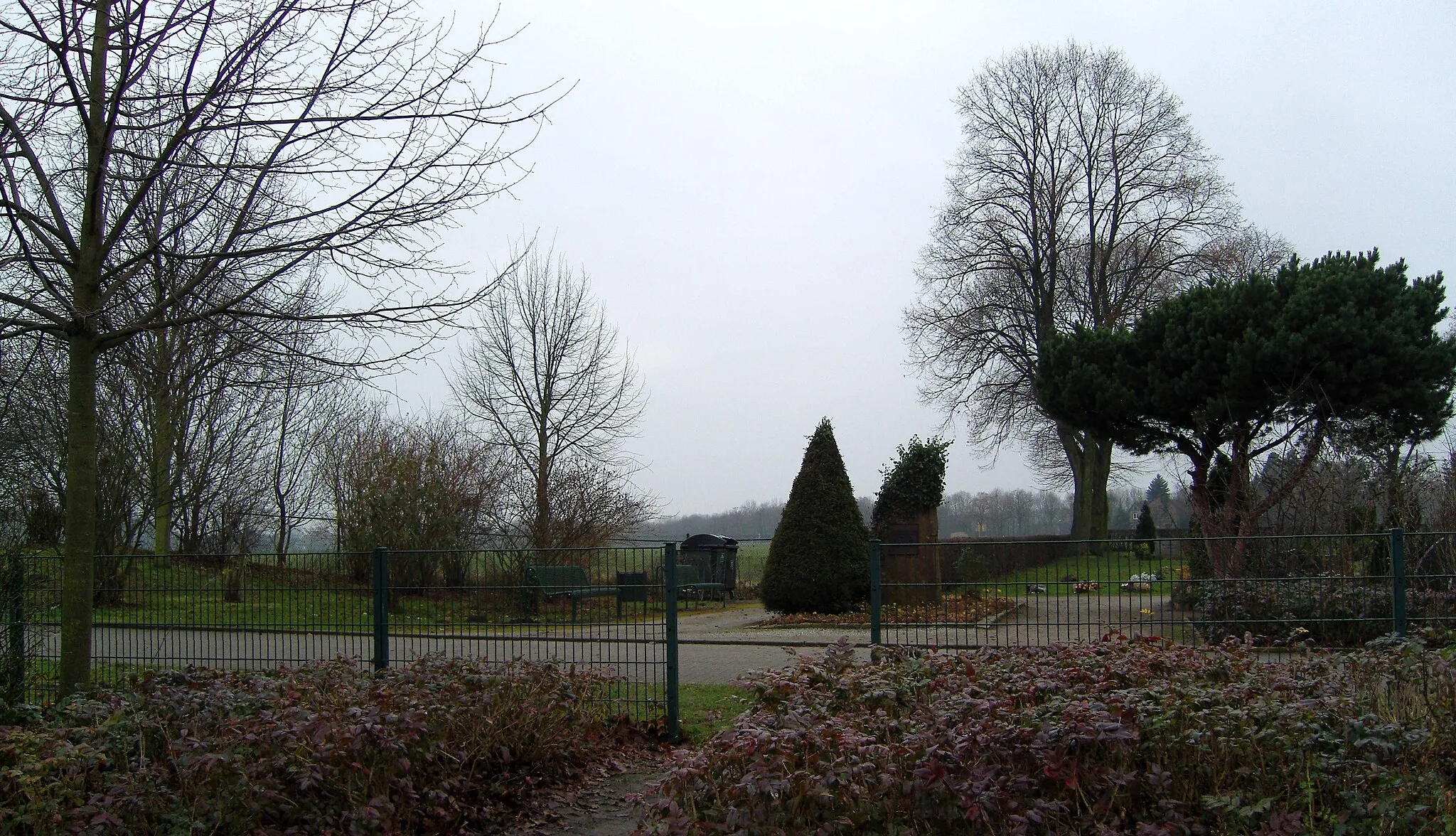 Photo showing: Am Friedhof Pelkum