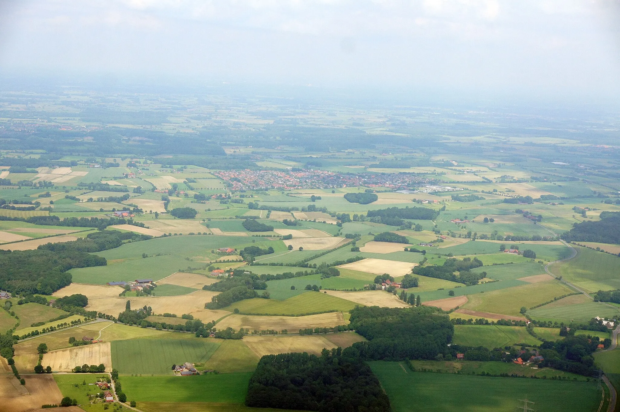 Photo showing: Parklandschaft bei Cappenberg, Selm, Kreis Unna, NRW.
Das Bild entstand während des Münsterland-Fotoflugs am 1. Juni 2014.
Hinweis: Die Aufnahme wurde aus dem Flugzeug durch eine Glasscheibe hindurch fotografiert.