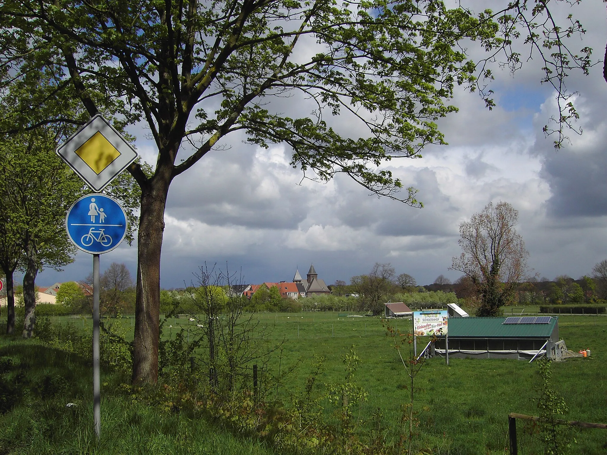 Photo showing: Eppinghoven im Hintergrund  die Johanneskirche