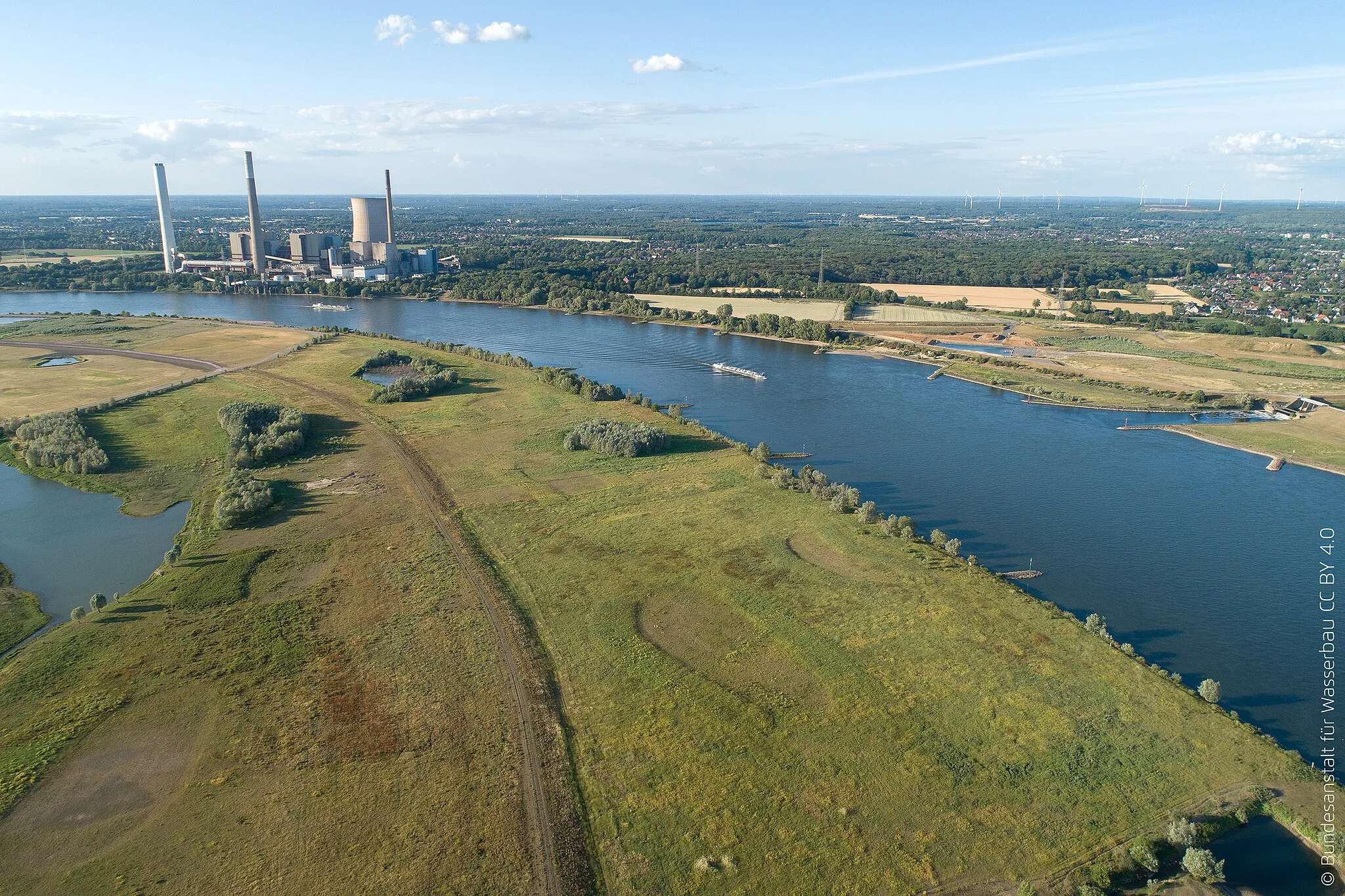 Photo showing: Naturschutzgebiet Hasenfeld und Kraftwerk Voerde am Niederrhein, Blick nach unterstrom