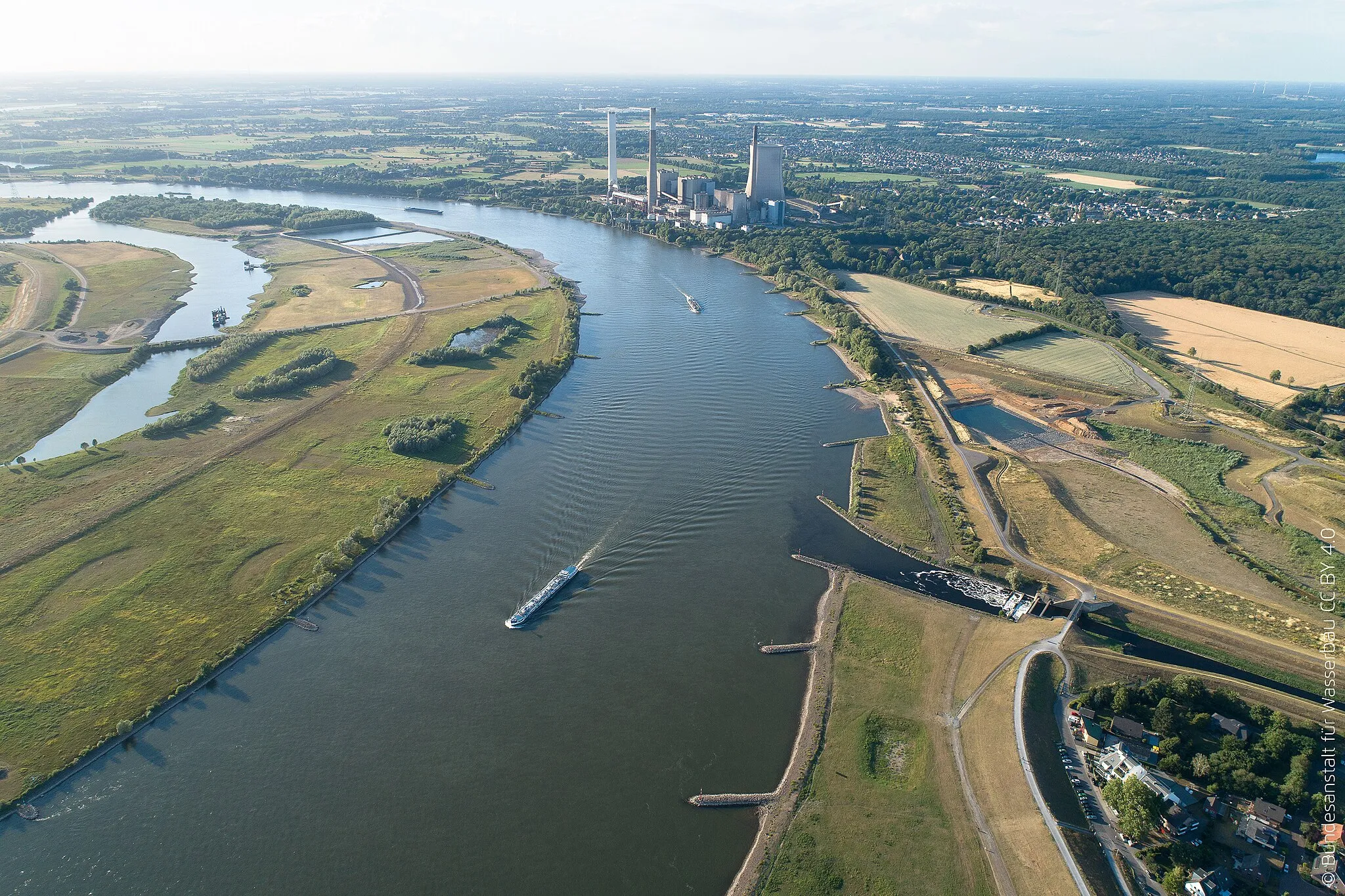 Photo showing: Naturschutzgebiet Haselfeld, der Emscher-Mündung, dem Kraftwerk Voerde am Niederrhein, Blick nach unterstrom