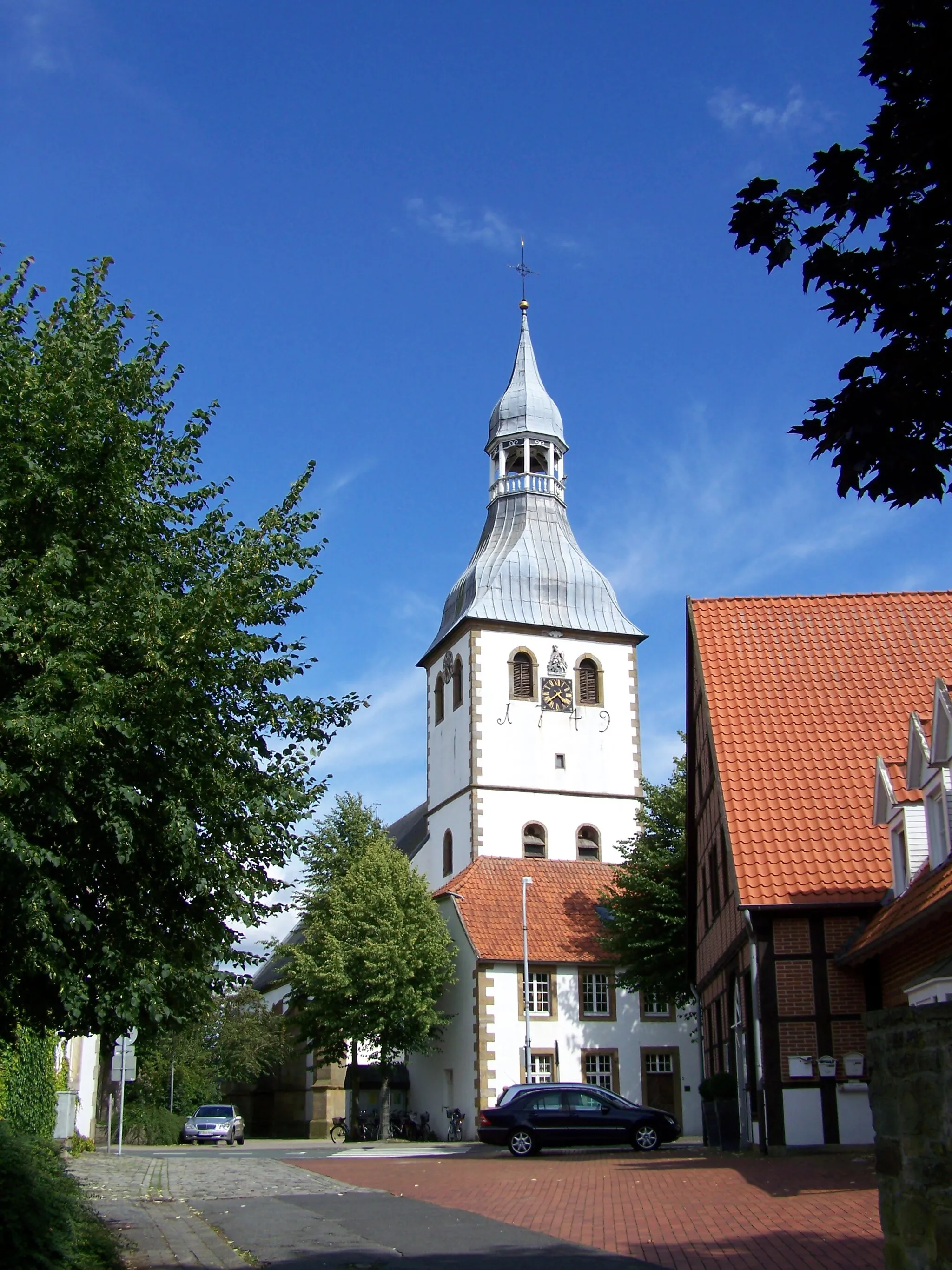 Photo showing: Catholic Church Hopsten, right side Haus Ahrens and the building in the foreground of the Church is the Küsterhaus.

This is a photograph of an architectural monument. It is on the list of cultural monuments of Hopsten, no. 07.