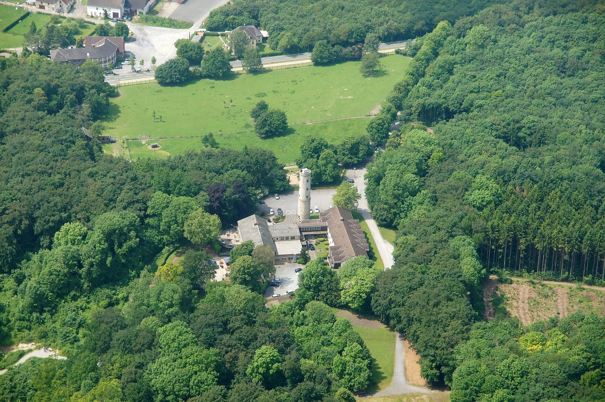 Photo showing: Soestwarte am Höxberg bei Beckum, Kreis Warendorf, NRW.
Das Bild entstand während des Münsterland-Fotoflugs am 1. Juni 2014.
Hinweis: Die Aufnahme wurde aus dem Flugzeug durch eine Glasscheibe hindurch fotografiert.