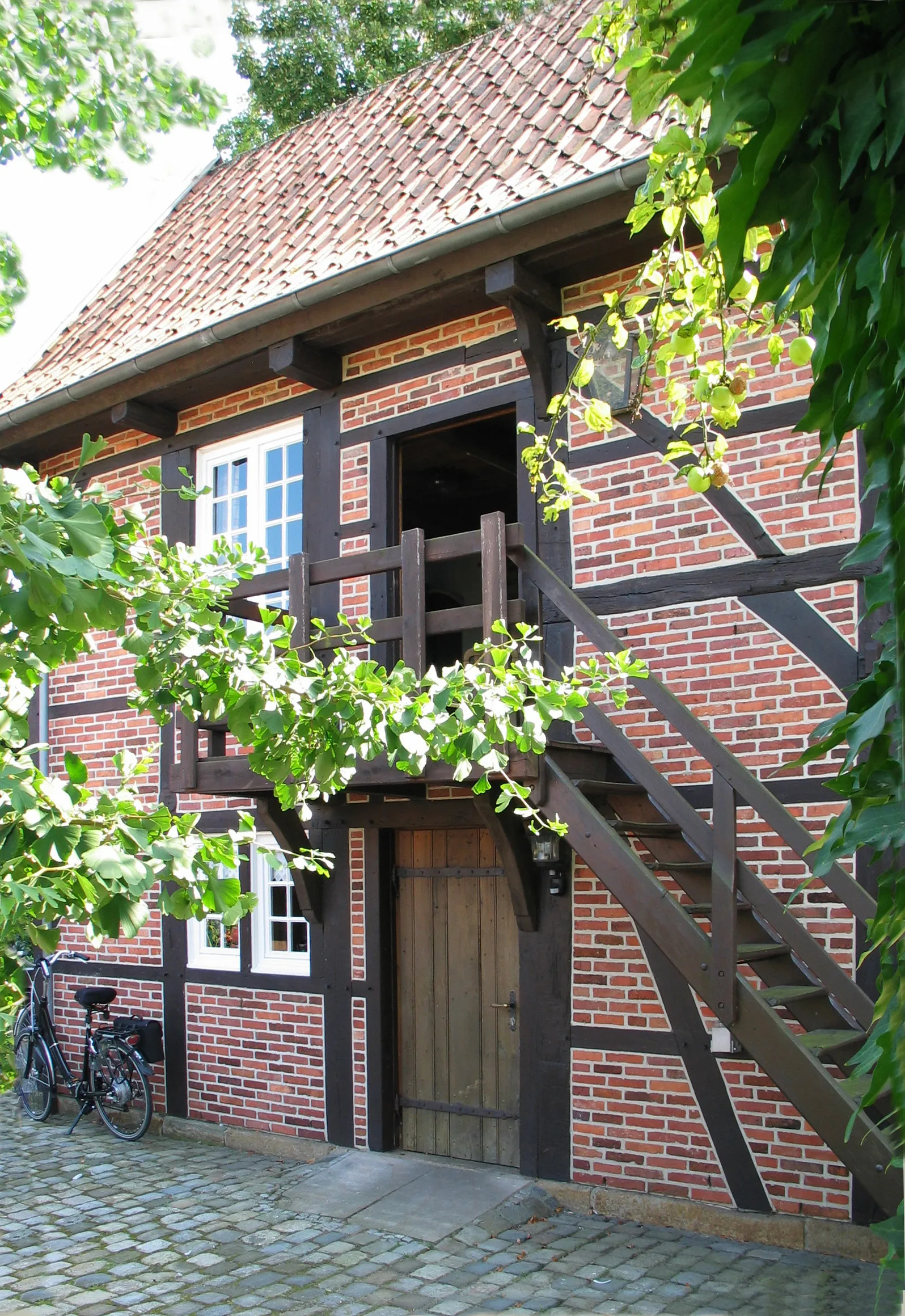 Photo showing: Straße „Im Klosterhook“ in Rheine-Mesum. Kornspeicher aus dem Mittelalter auf einem Bauernhof. Um 1700 erbaut. 1982 Zerlegt und denkmalgerecht wiederaufgebaut.