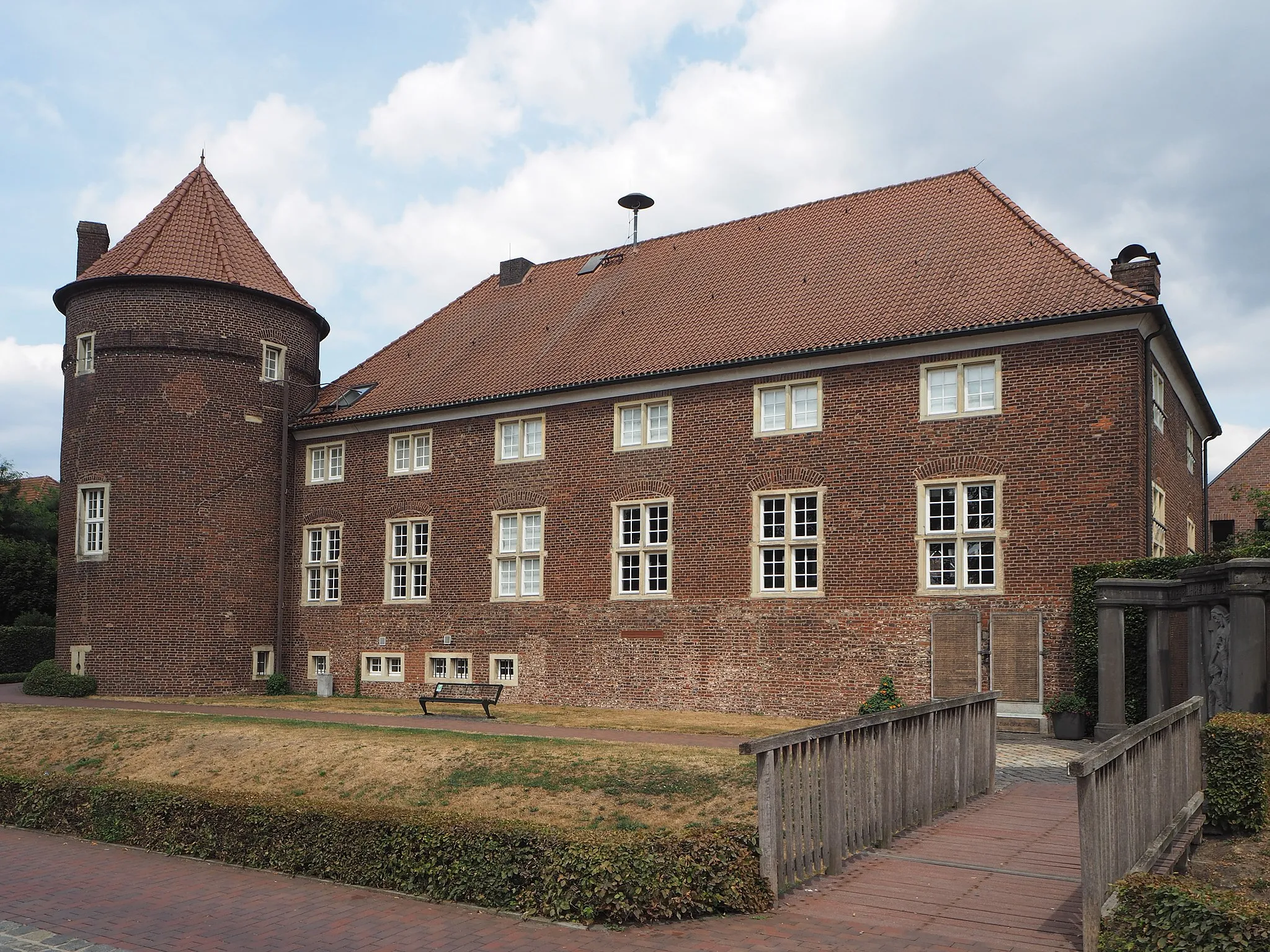 Photo showing: Velen-Ramsdorf - Burg Ramsdorf  - Burgplatz 4
Das Backsteingebäude entstand 1727. Es beherbergt heute ein Museum zur Regionalgeschichte.