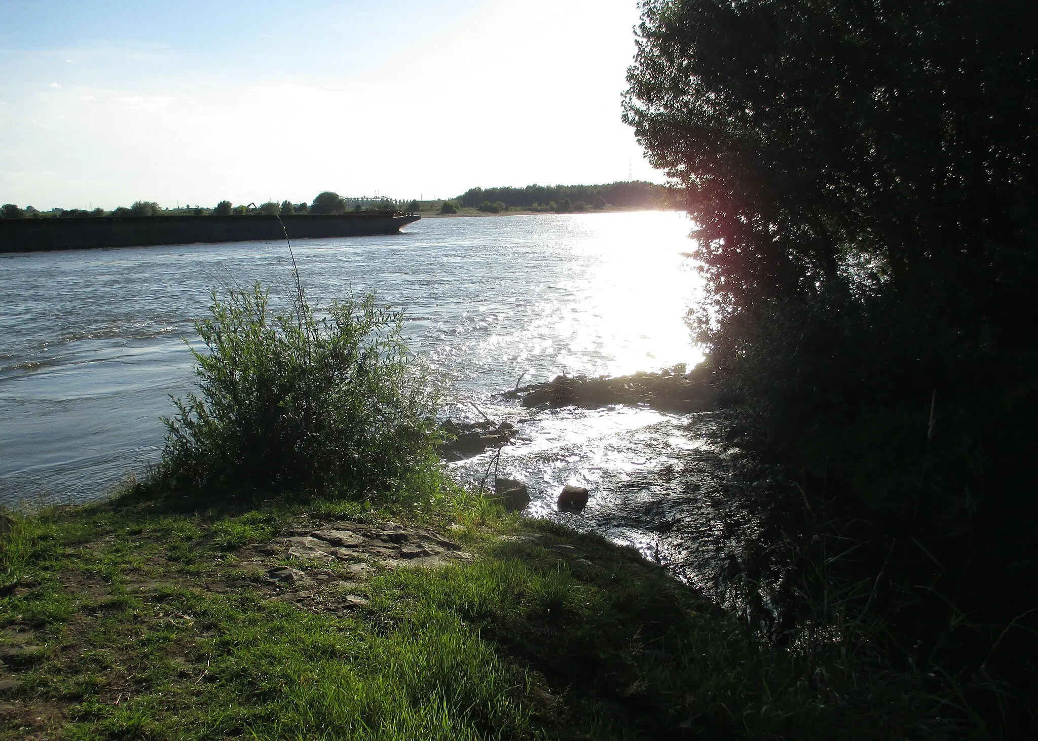 Photo showing: Der Lohberger Entwässerungsgraben mündet bei Voerde in den Rhein.