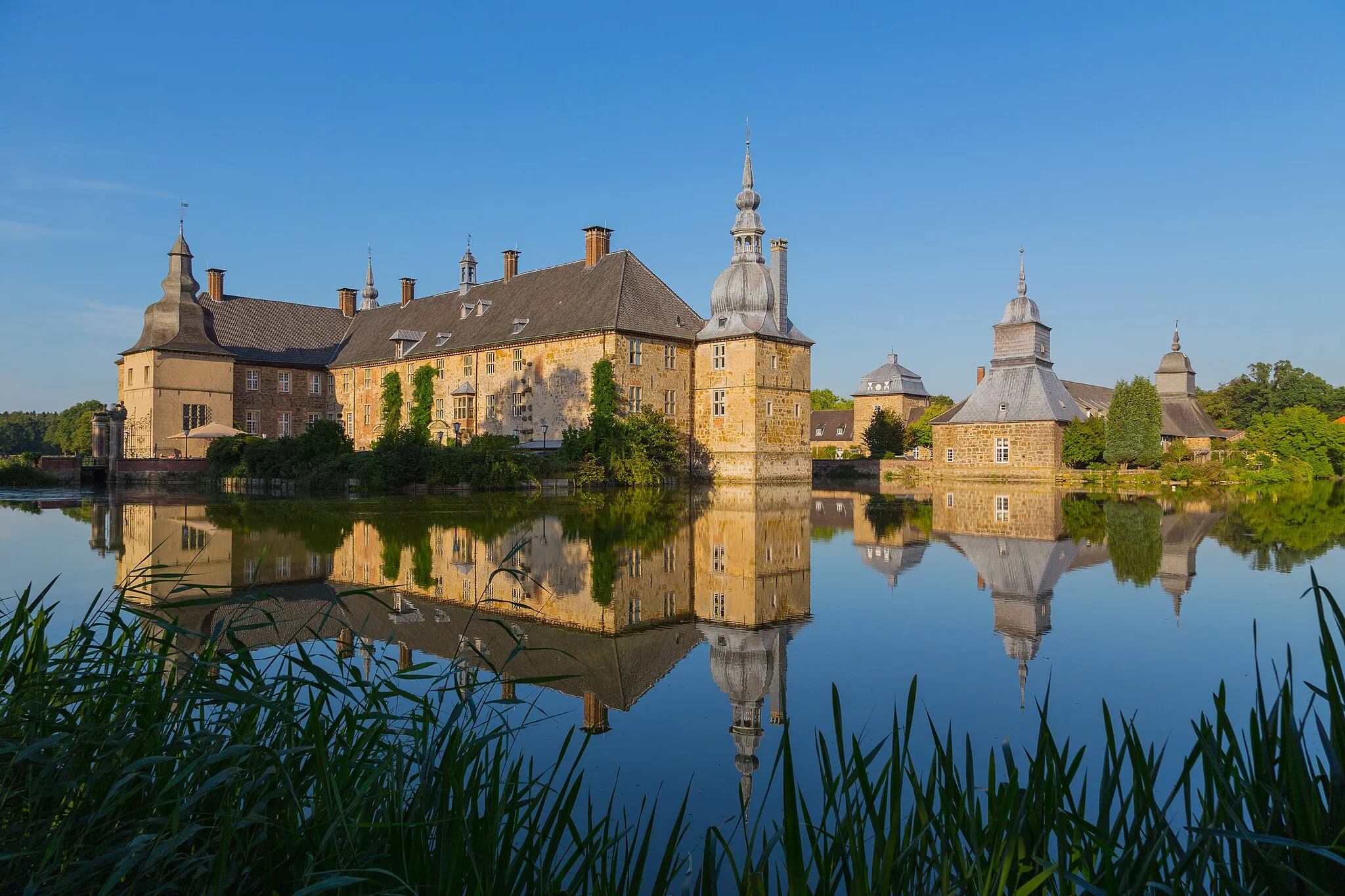 Photo showing: The Castle of Lembeck (Schloss Lembeck) in Lembeck, district of Dorsten, Kreis Recklinghausen, North Rhine-Westphalia, Germany.