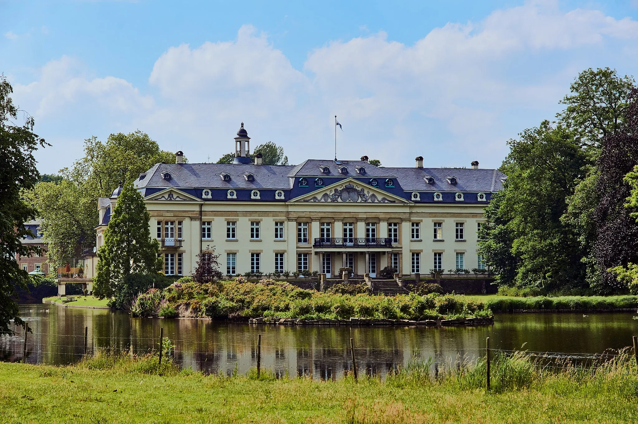 Photo showing: Schloss Varlar, Rosendahl

This is a photograph of an architectural monument. It is on the list of cultural monuments of Rosendahl.