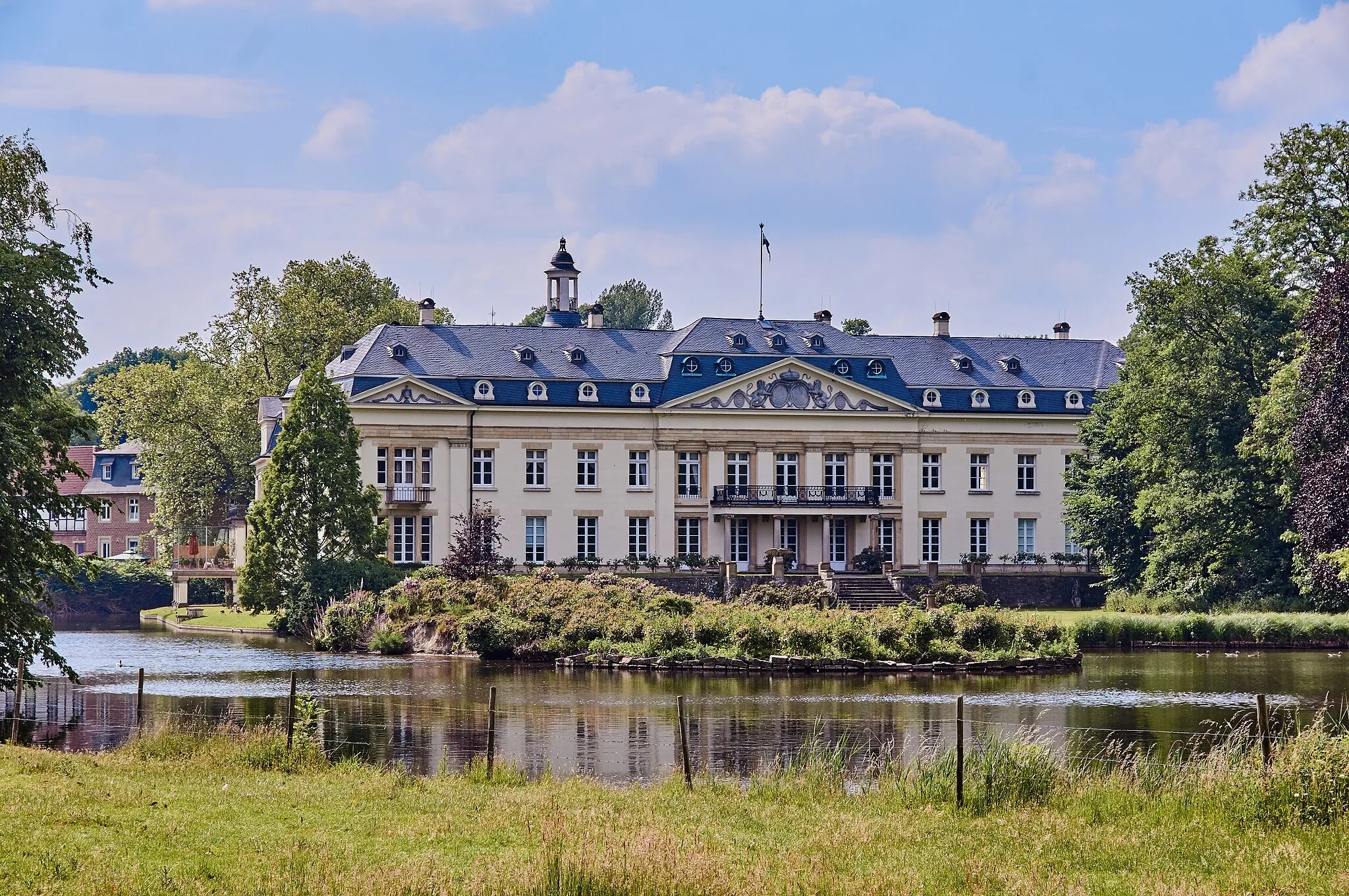 Photo showing: Schloss Varlar, Rosendahl

This is a photograph of an architectural monument. It is on the list of cultural monuments of Rosendahl.