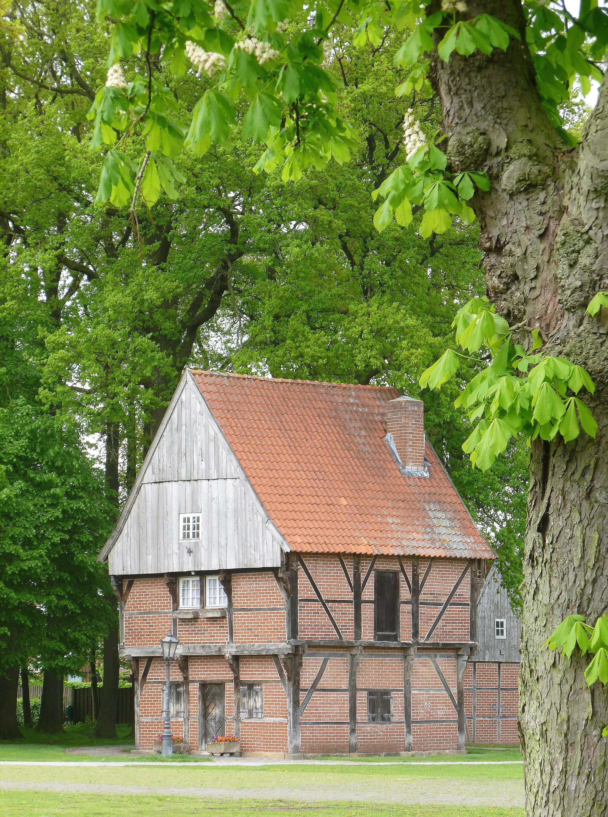 Photo showing: Fachwerkspeicher, erbaut im Jahre 1732, auf dem Festplatz in Wüllen, 48683 Ahaus