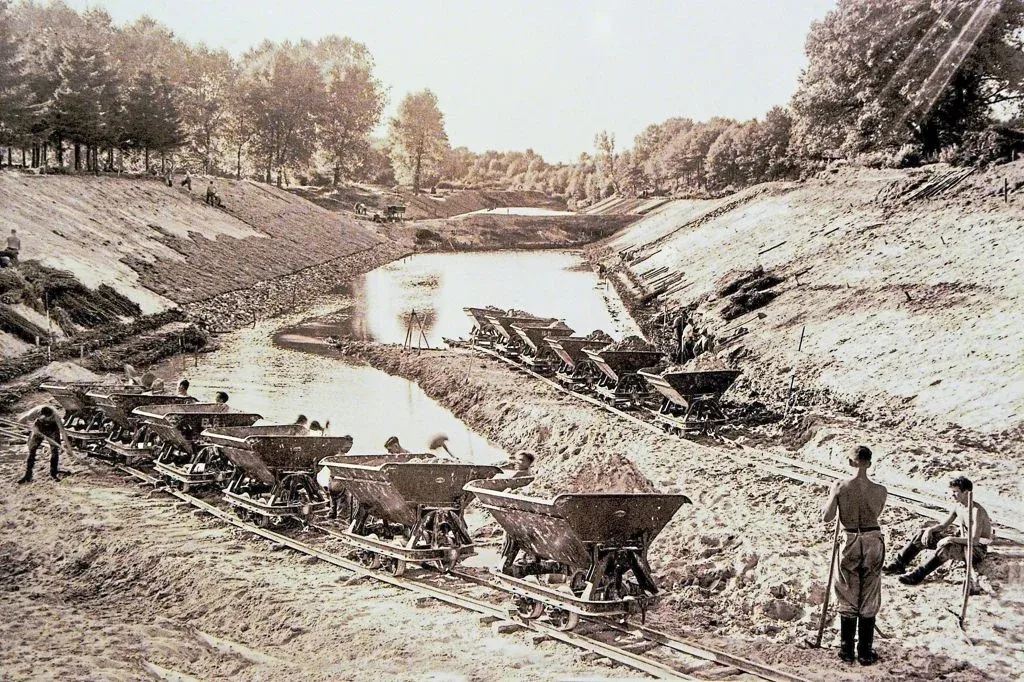 Photo showing: Regulierungsarbeiten des 'Freiwilligen Arbeitsdienstes' an der Ems bei Hellmann, zwischen Greven und Gimbte, 1934-35 (Slg. Hermann Reichling II, Nachlass LWL-Museum für Naturkunde)