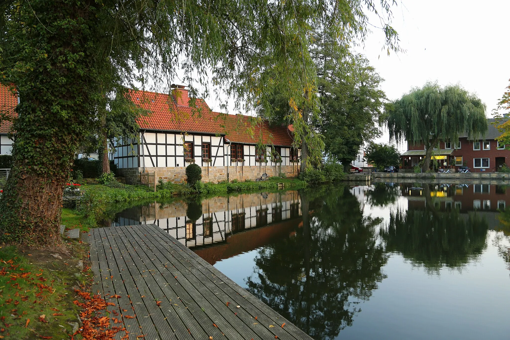 Photo showing: The Mill Pond (Mühlenteich) in Tecklenburg-Brochterbeck, Kreis Steinfurt, North Rhine-Westphalia, Germany.