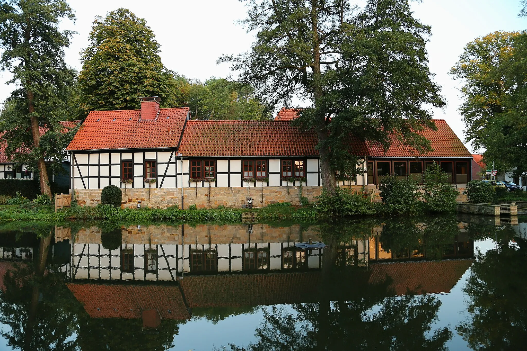 Photo showing: The Mill Pond (Mühlenteich) in Tecklenburg-Brochterbeck, Kreis Steinfurt, North Rhine-Westphalia, Germany.