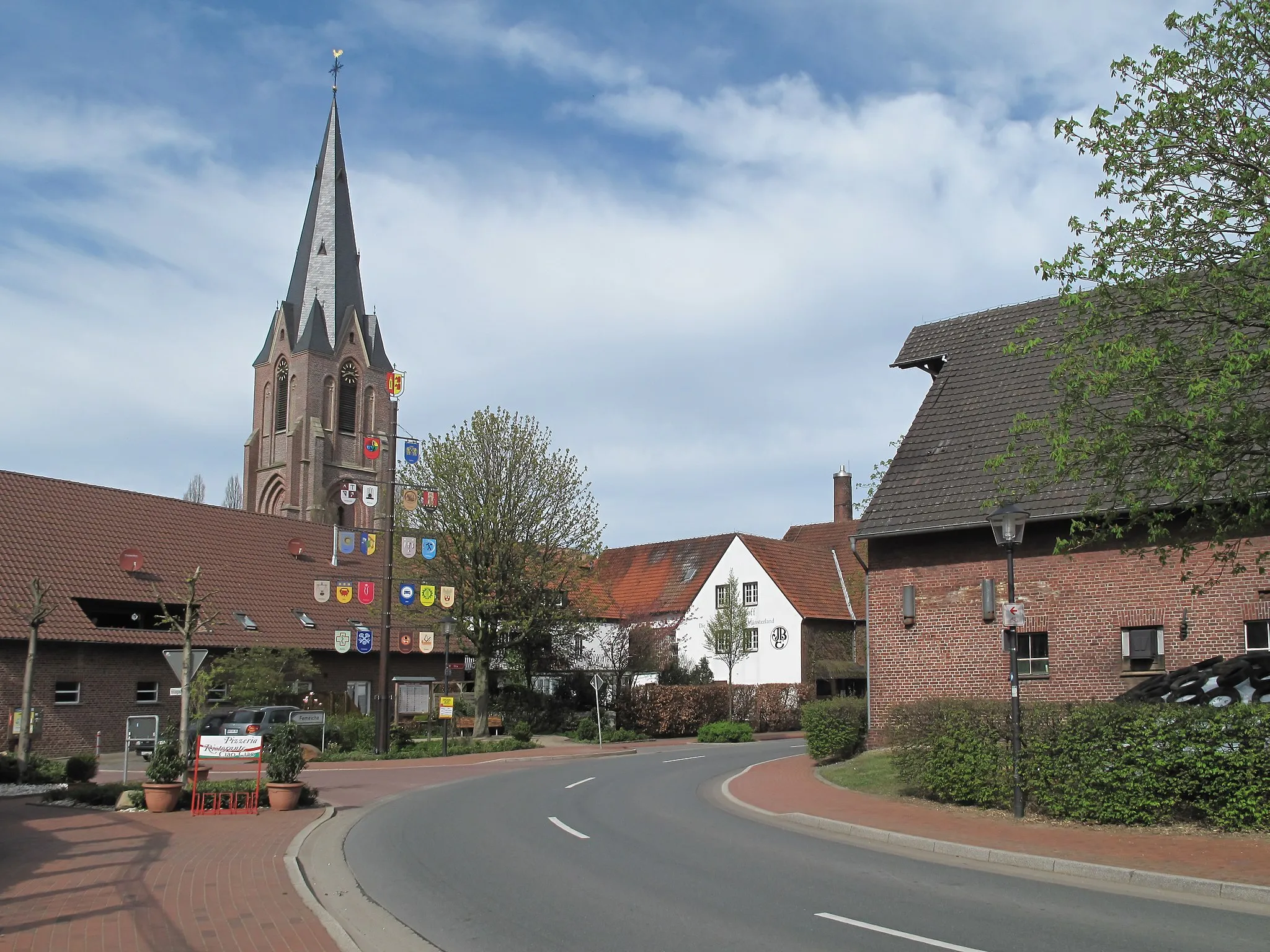 Photo showing: Erle, church in the street