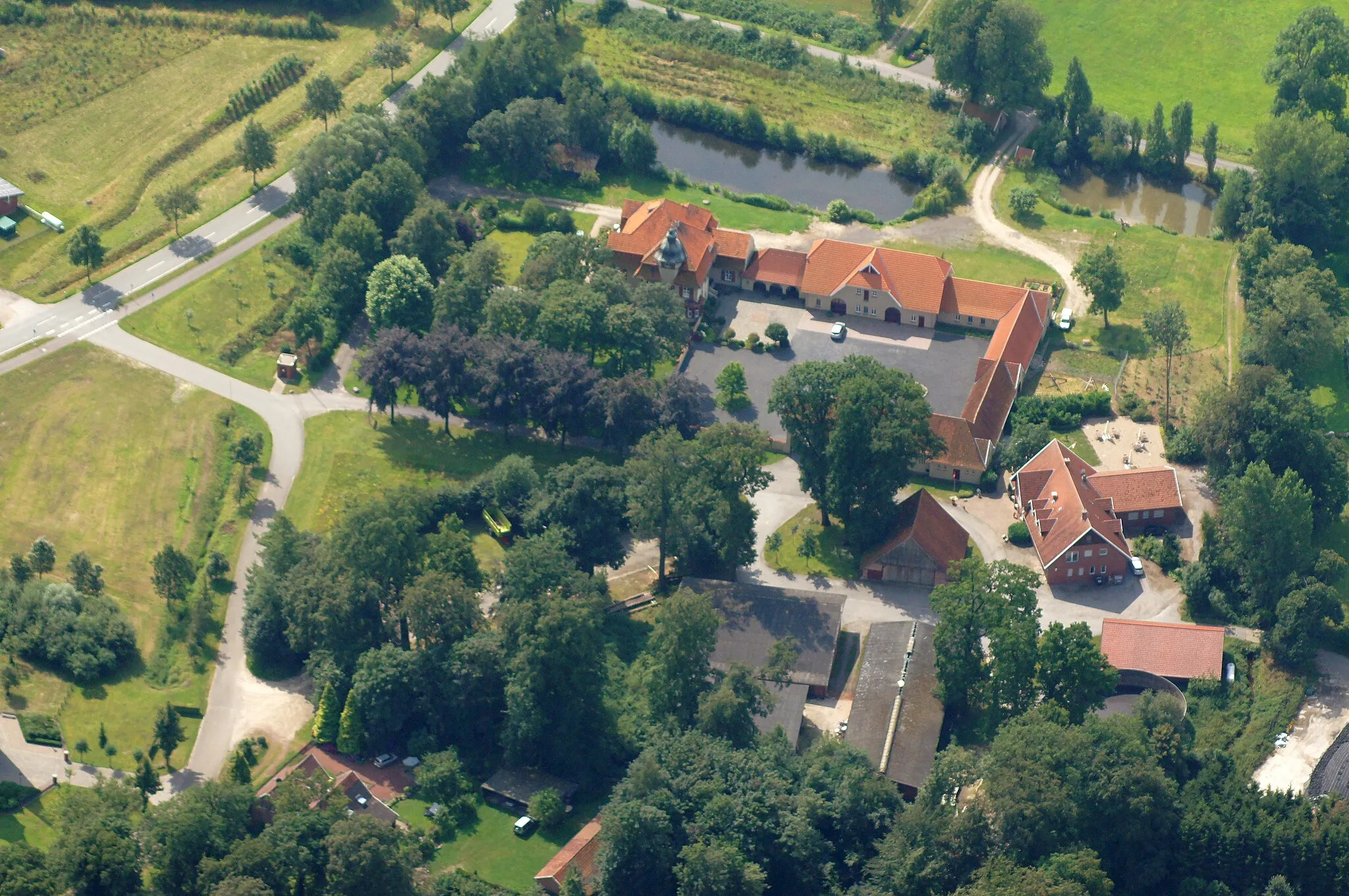 Photo showing: Gutshof in der Nachbarschaft der Kirche St. Maria Immaculata von Rhedebrügge bei Borken in Westfalen. Das Bild entstand während des Münsterland-Fotoflugs am 20. Juli 2014.