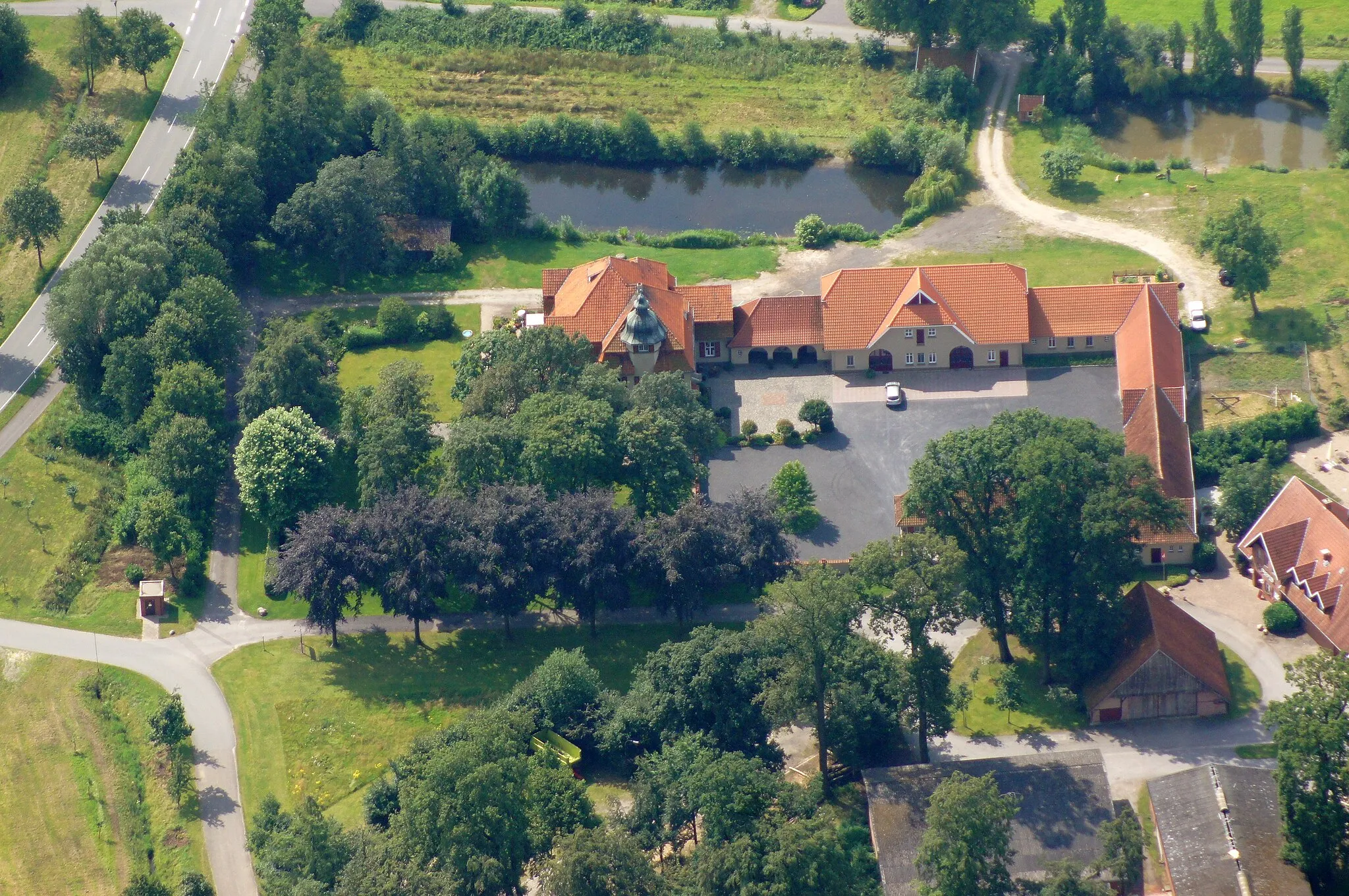 Photo showing: Gutshof in der Nachbarschaft der Kirche St. Maria Immaculata von Rhedebrügge bei Borken in Westfalen. Das Bild entstand während des Münsterland-Fotoflugs am 20. Juli 2014.