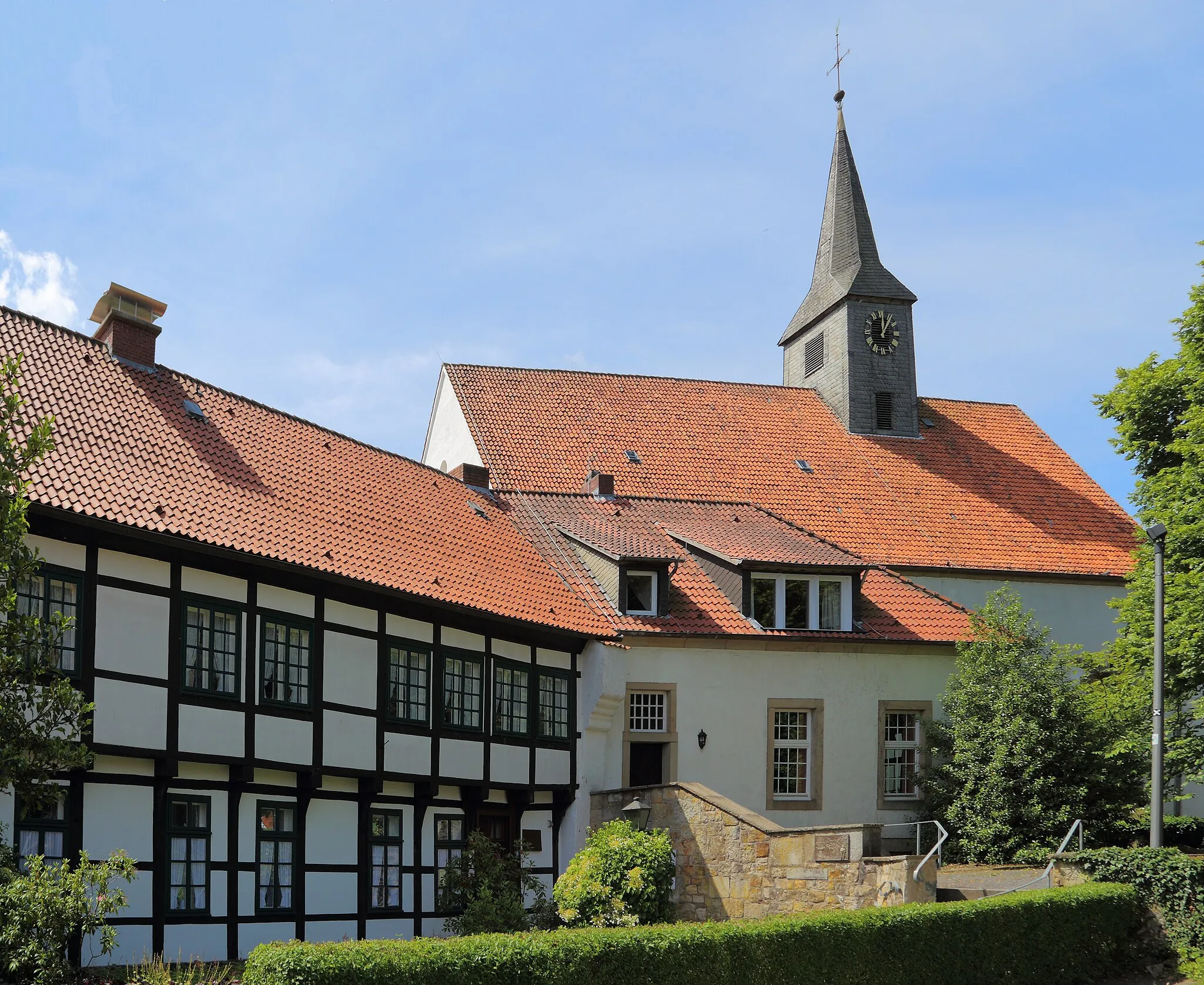 Photo showing: The Protestant Stiftskirche and the Stiftshof in Tecklenburg-Leeden, Kreis Steinfurt, North Rhine-Westphalia, Germany.