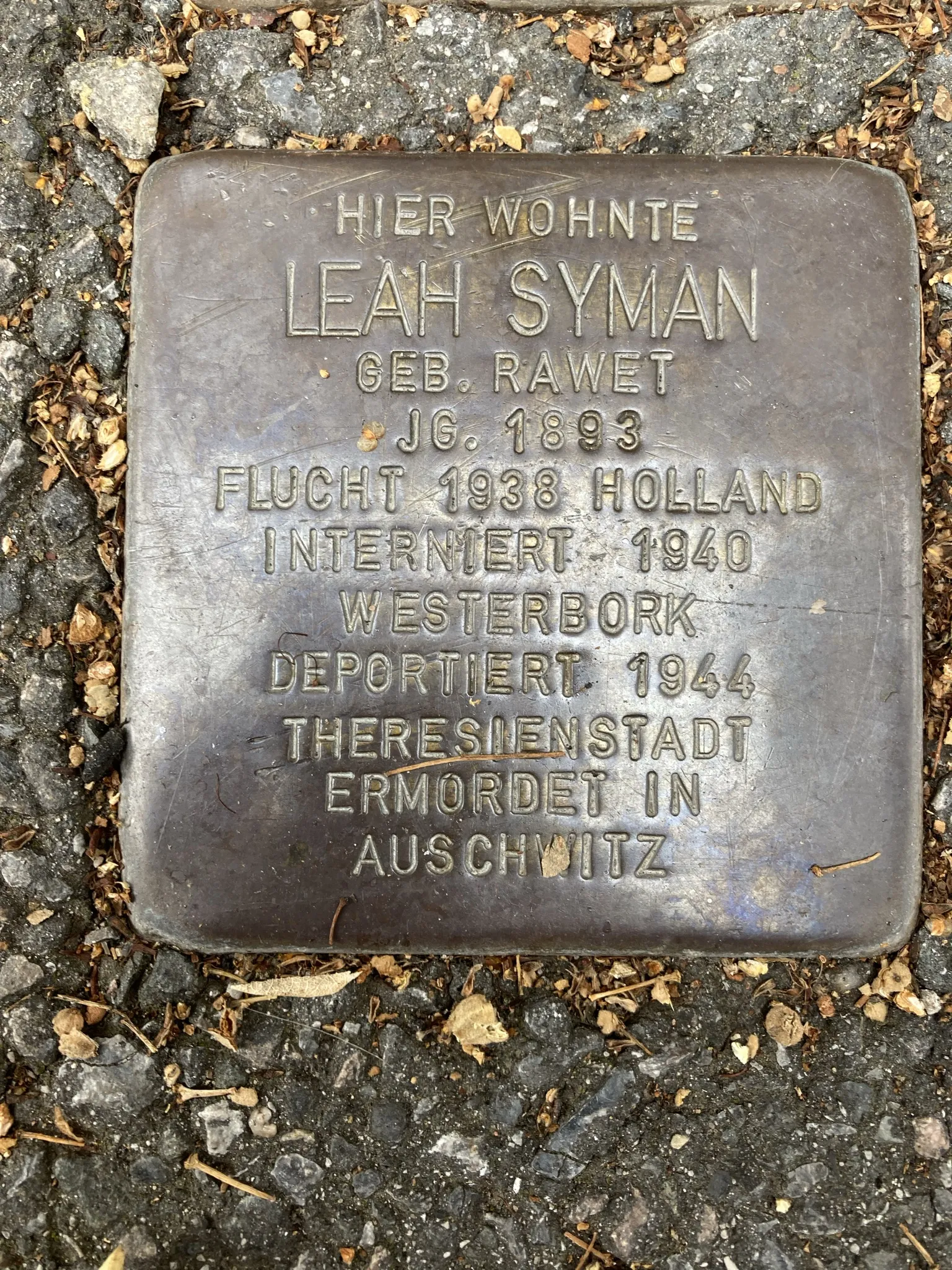 Photo showing: Hier wohnte Leah Syman, geb. Rawet, Jg. 1893, Flucht 1938 Holland, interniert 1940 Westerbork, deportiert 1944 Theresienstadt, ermordet in Auschwitz