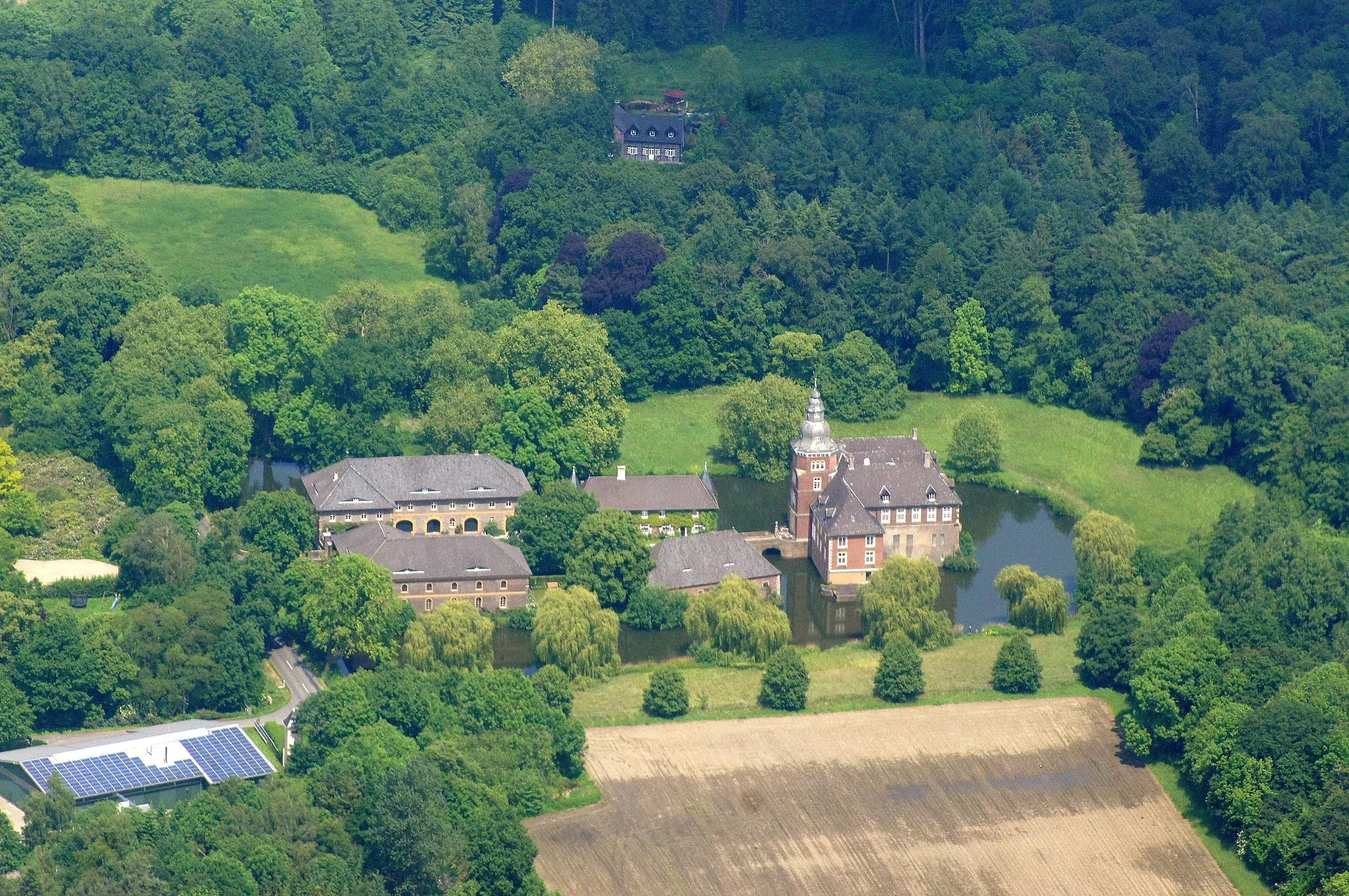 Photo showing: Schloss Sandfort ist ein Wasserschloss in der Bauerschaft Vinnum, Olfen, Kreis Coesfeld, Nordrhein-Westfalen, Deutschland.
Das Bild entstand während des Münsterland-Fotoflugs am 1. Juni 2014.
Hinweis: Die Aufnahme wurde aus dem Flugzeug durch eine Glasscheibe hindurch fotografiert.