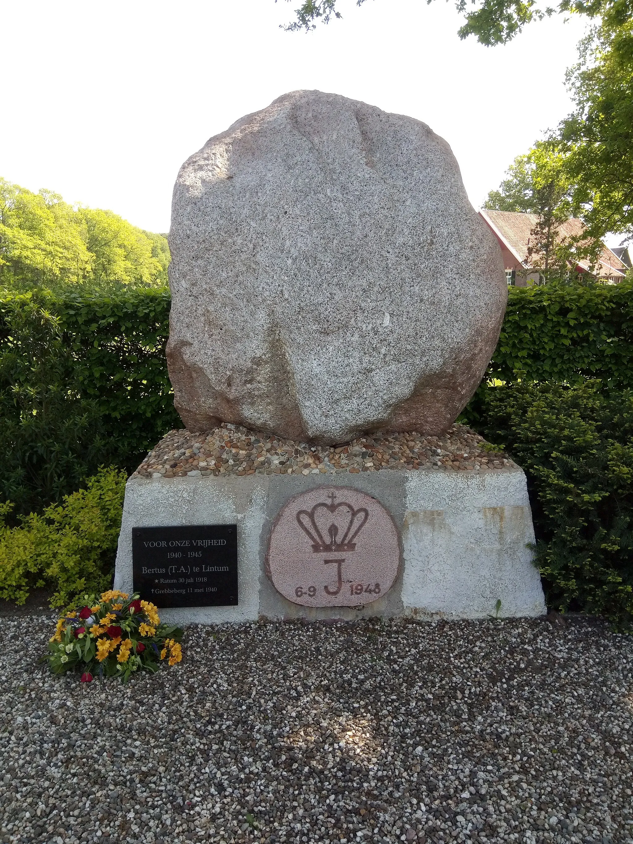 Photo showing: Gedenksteen met plaquette oorlogsslachtoffer WO2