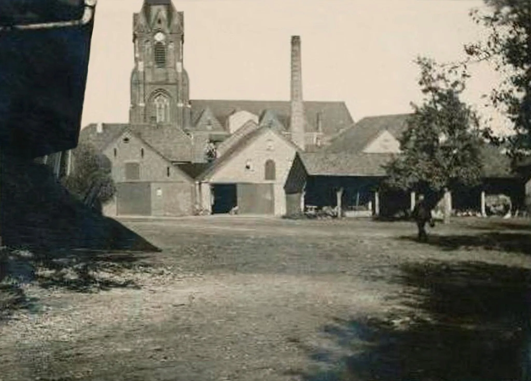 Photo showing: St. Silvester zu Erle, Kirchengebäude vor der Zerstörung am 23.04.1945. Der Fotograf steht auf dem Hof Böckenhoff, vor der Kirche ist die Brennerei Böckenhoff zu sehen. Davor die Schermbecker Straße.
