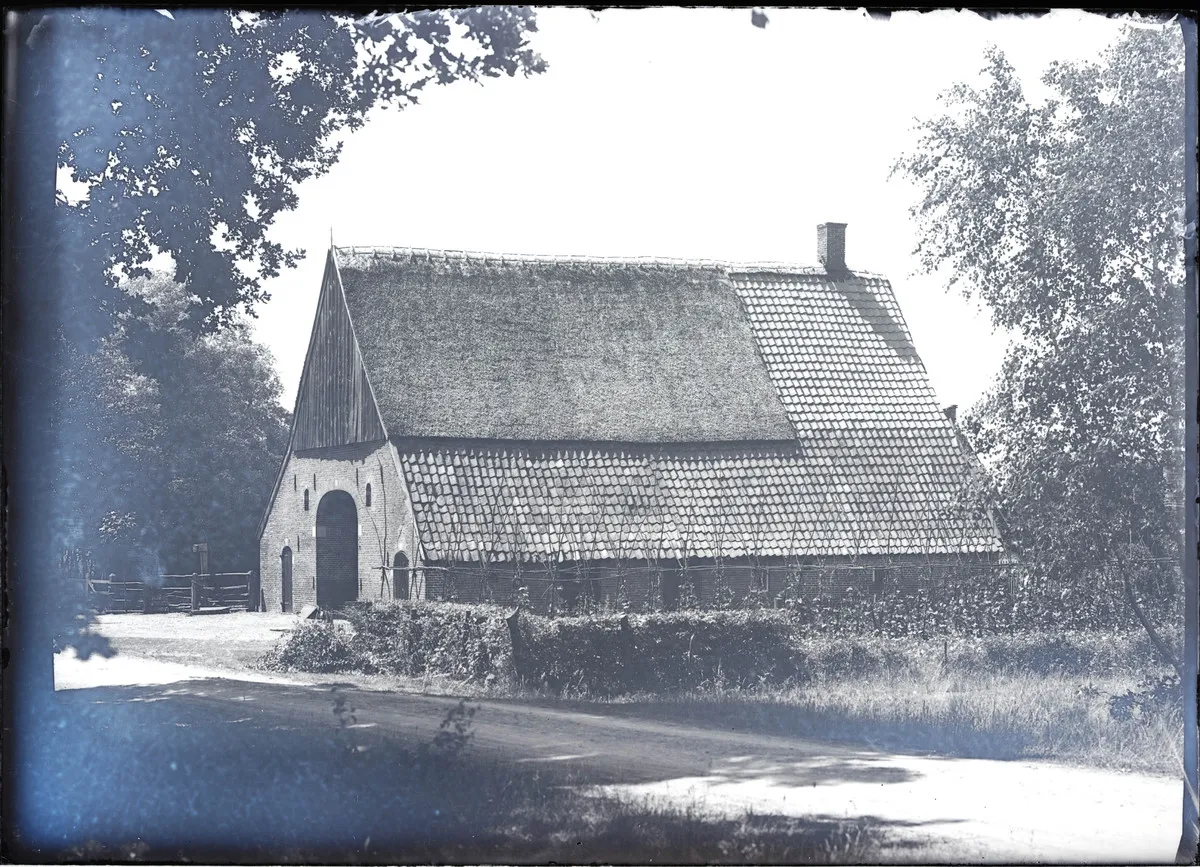 Photo showing: Boerderij 'Hartgerink': Reproductie van een foto: overzicht achtergevel en zijgevel (opmerking: Klaas Uilkema onderzocht deze boerderij op 1 oktober 1921)