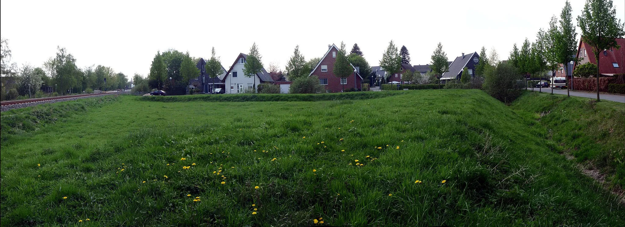 Photo showing: Das St.-Johannes-Ravelin ist eines der wenigen im Stadtbild noch erhaltenen Relikte der früheren Ludgerusburg in Coesfeld (Westfalen). Jenseits der im Bild sichtbaren Bahnstrecke Coesfeld - Münster befand sich das Zentrum der sternförmigen Zitadelle, die ab 1654 von Fürstbischof Christoph Bernhard von Galen gebaut wurde. Nie vollständig vollendet, wurde die Festung bereits 1888 von den Nachfolgern des Landesfürsten geschleift.