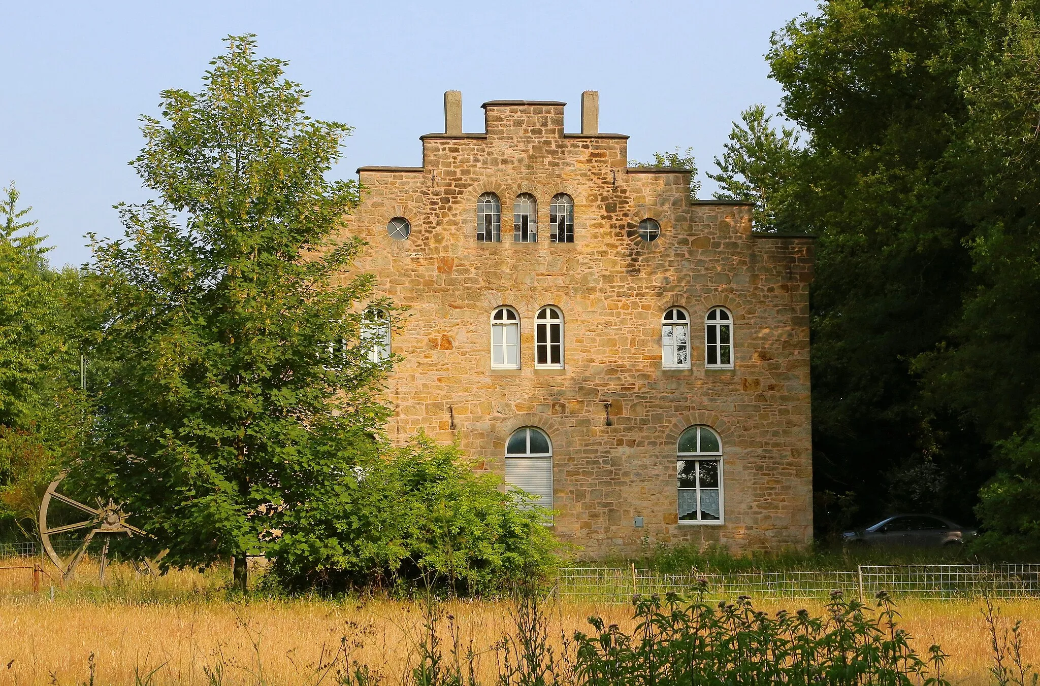 Photo showing: The last remaining building of the former Pommeresch(e) Coal Mine in Ibbenbüren-Dickenberg, Kreis Steinfurt, North Rhine-Westphalia, Germany. Since 1987 the sandstone shaft building is a listed cutural heritage monument.